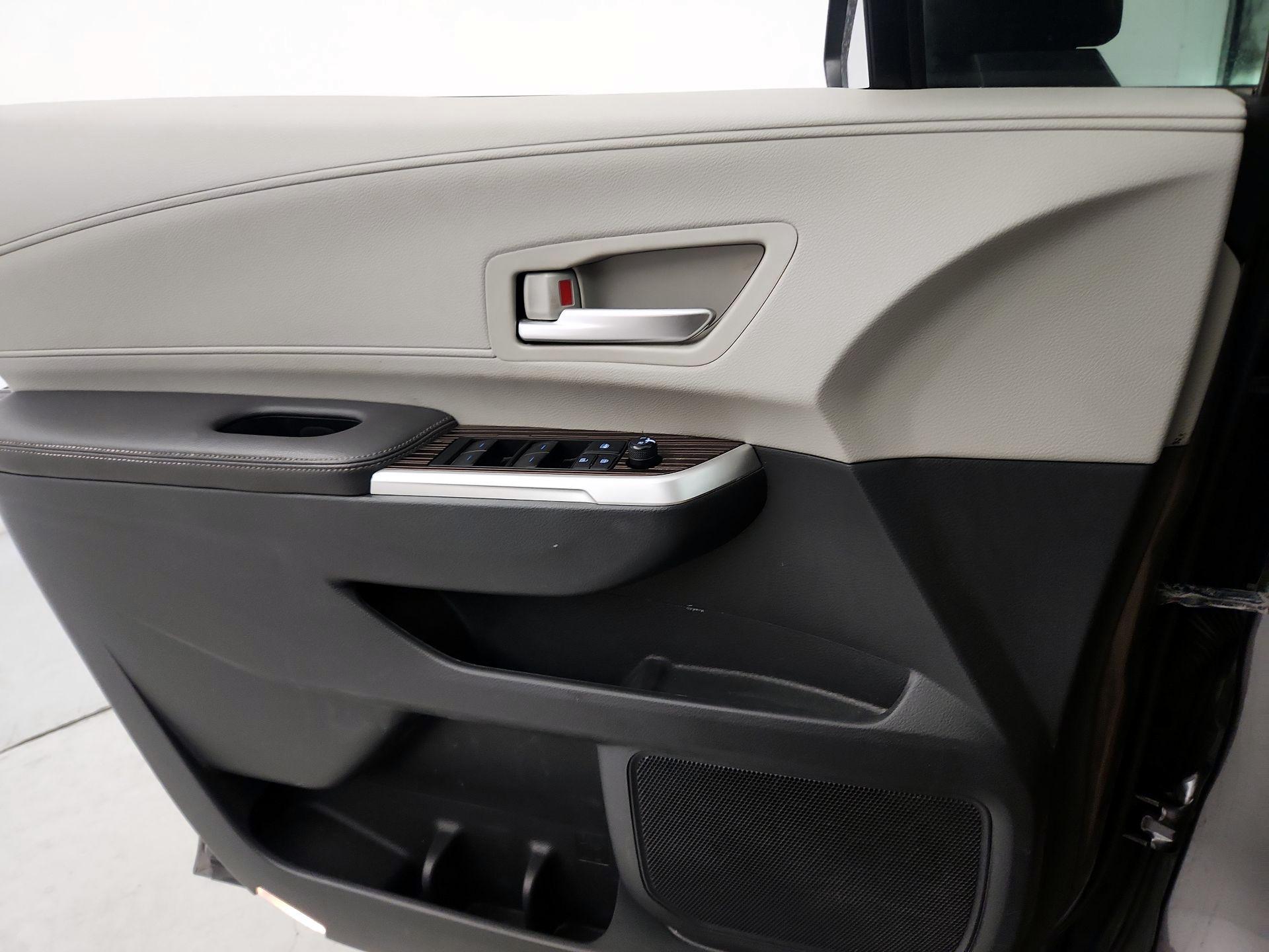 Thumbnail: 2021 Toyota Sienna - 12
