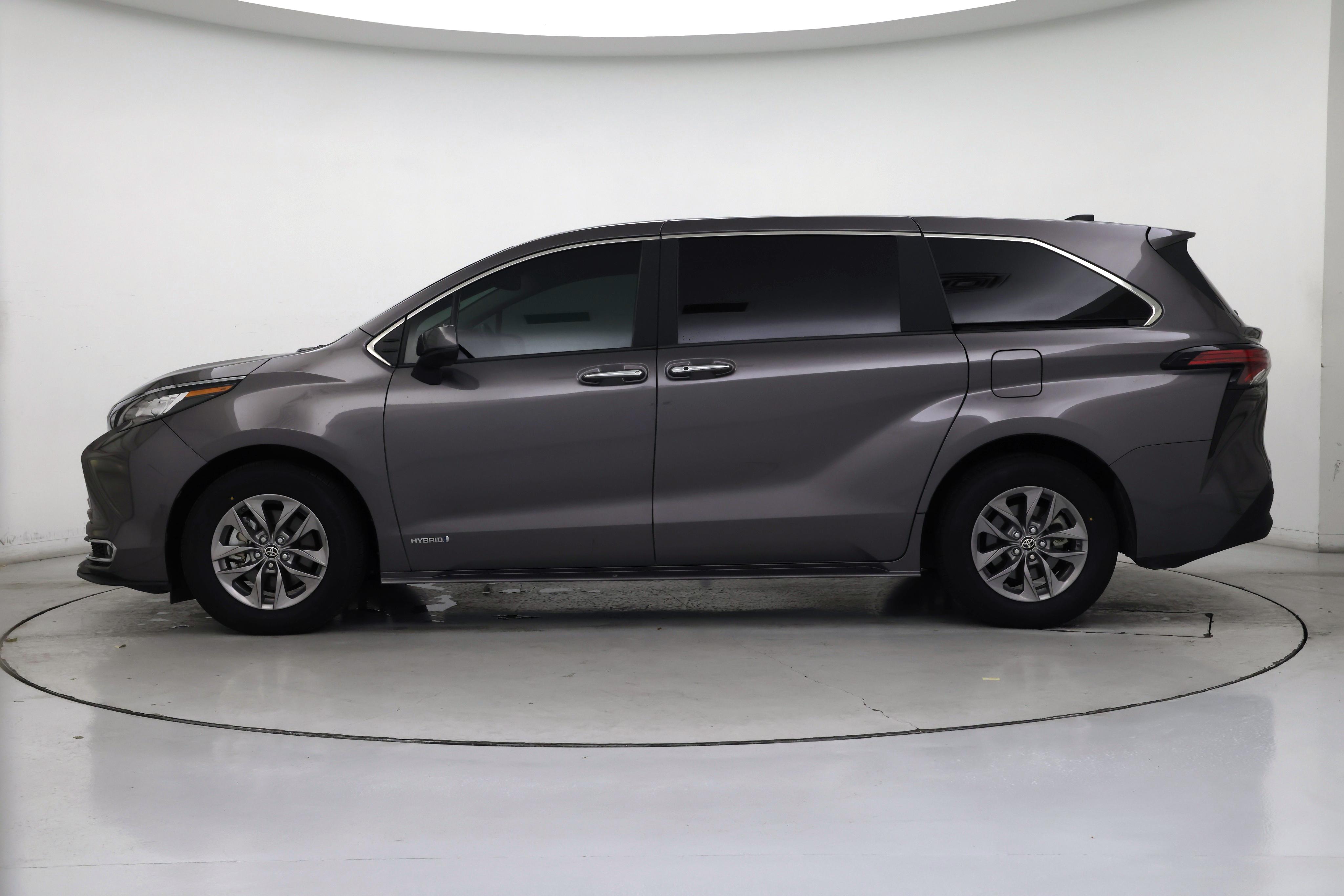 Thumbnail: 2021 Toyota Sienna - 3