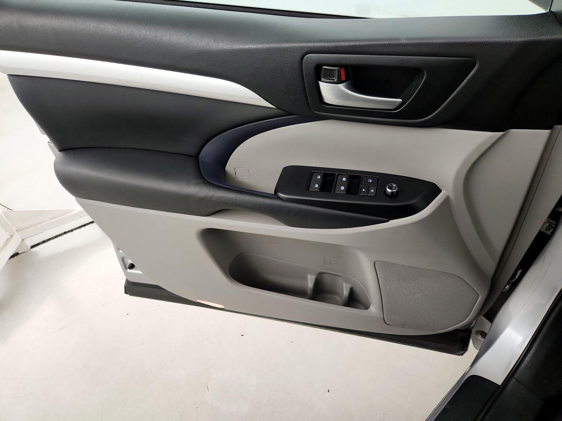 Thumbnail: 2015 Toyota Highlander - 12