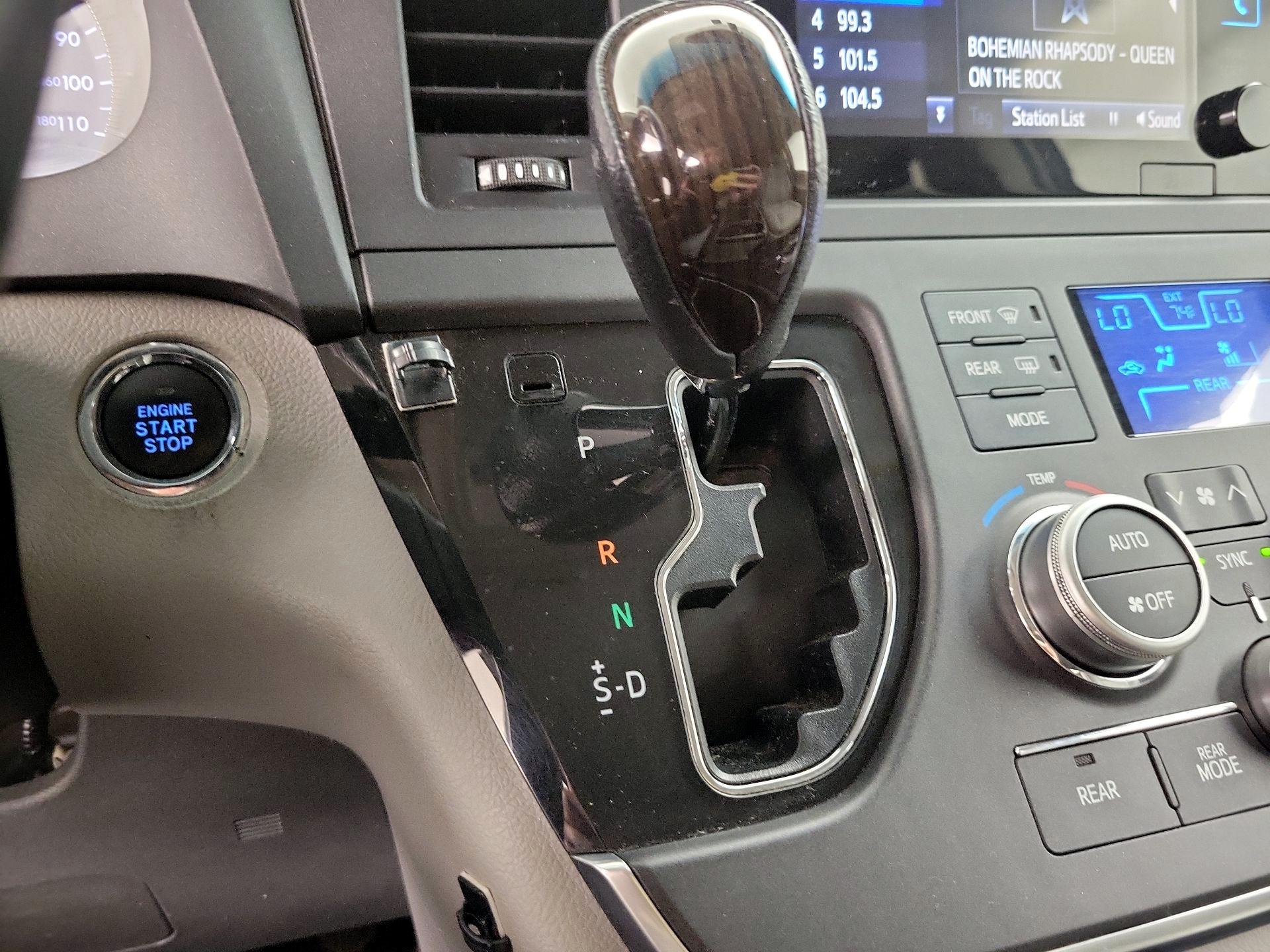 Thumbnail: 2015 Toyota Sienna - 17