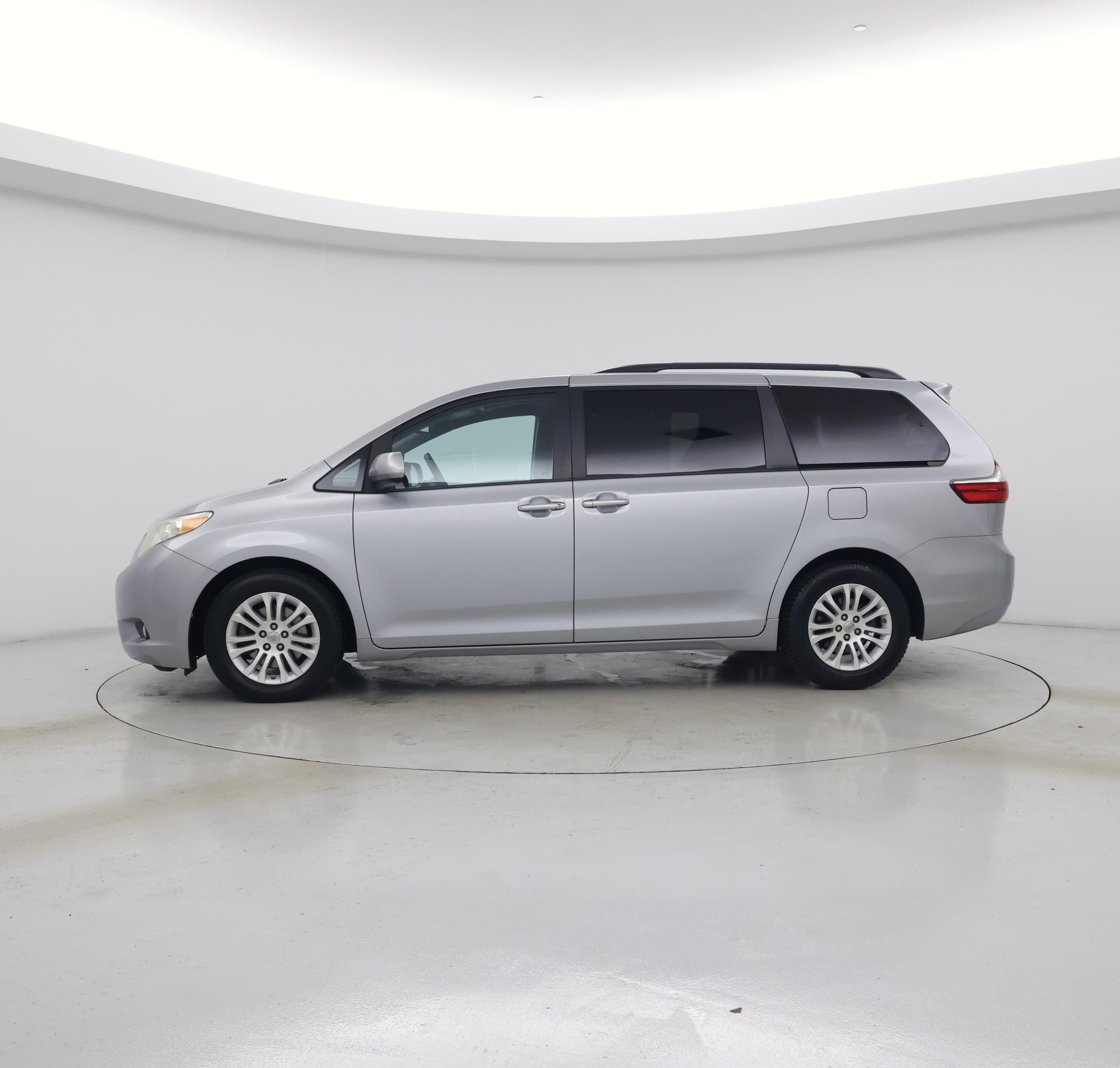 Thumbnail: 2015 Toyota Sienna - 3