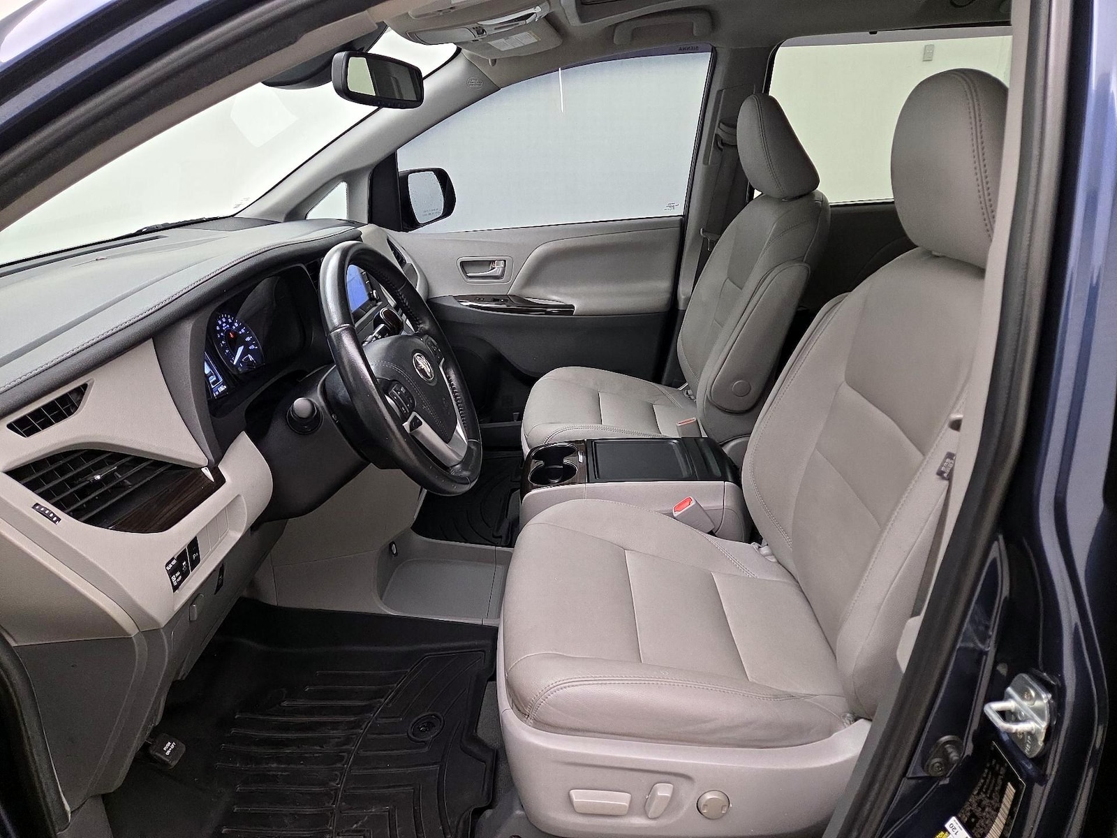 2020 Toyota Sienna XLE - Photo 12