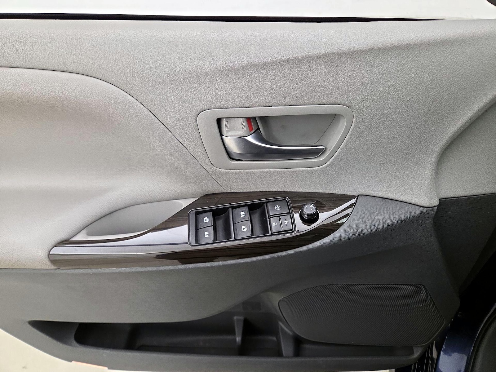 2020 Toyota Sienna XLE - Photo 13