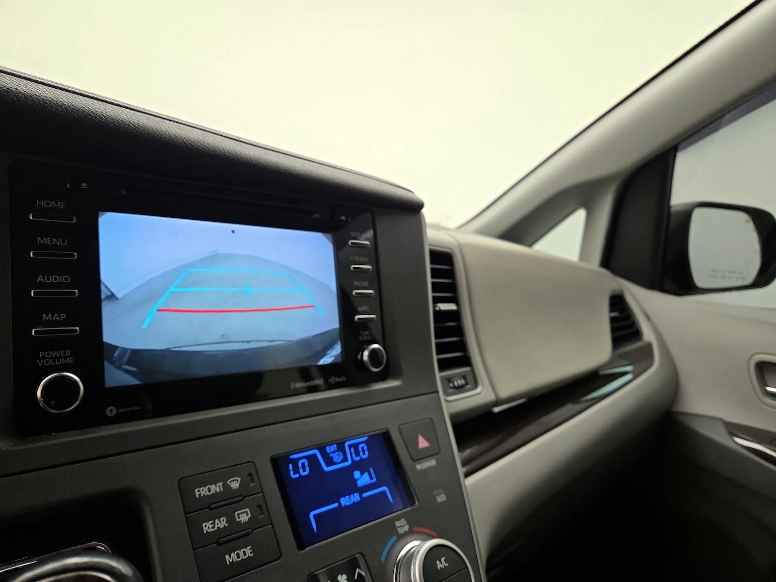 2020 Toyota Sienna XLE - Photo 16