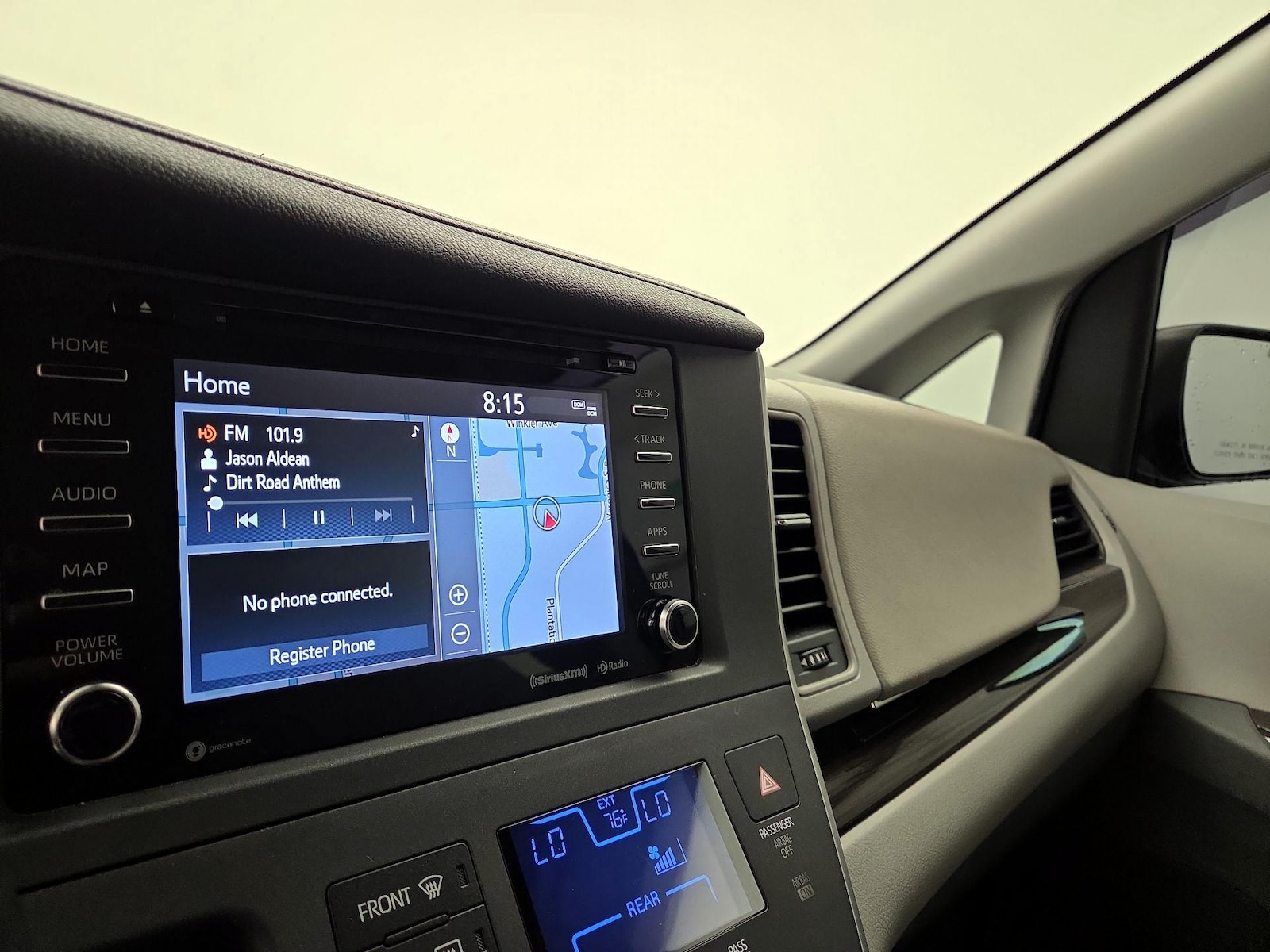 2020 Toyota Sienna XLE - Photo 17