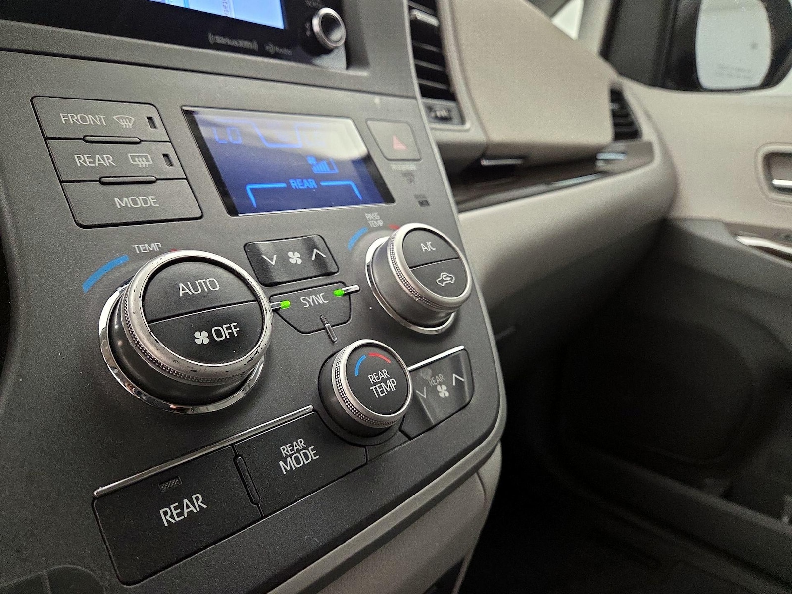 2020 Toyota Sienna XLE - Photo 18