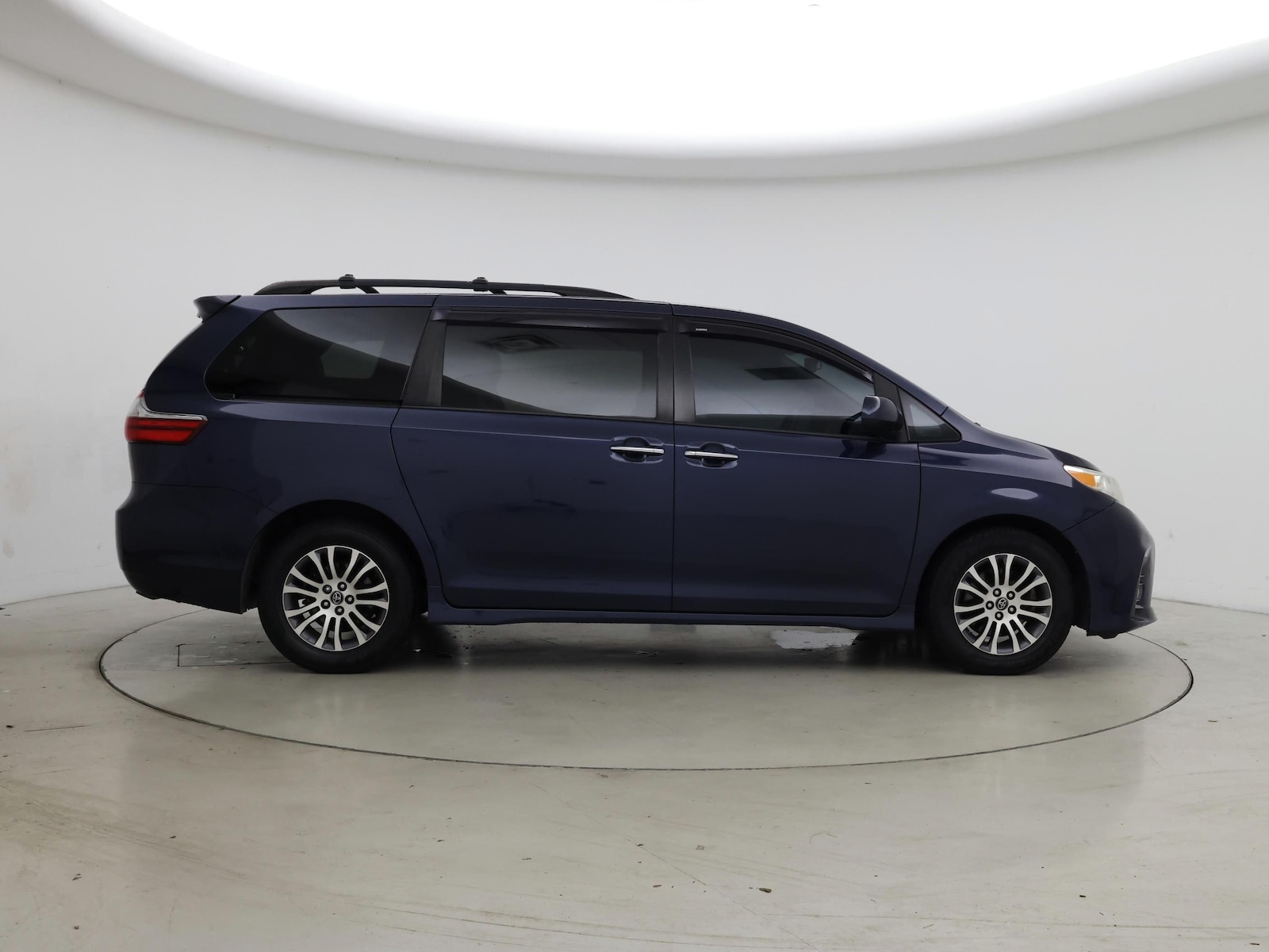 2020 Toyota Sienna XLE - Photo 8