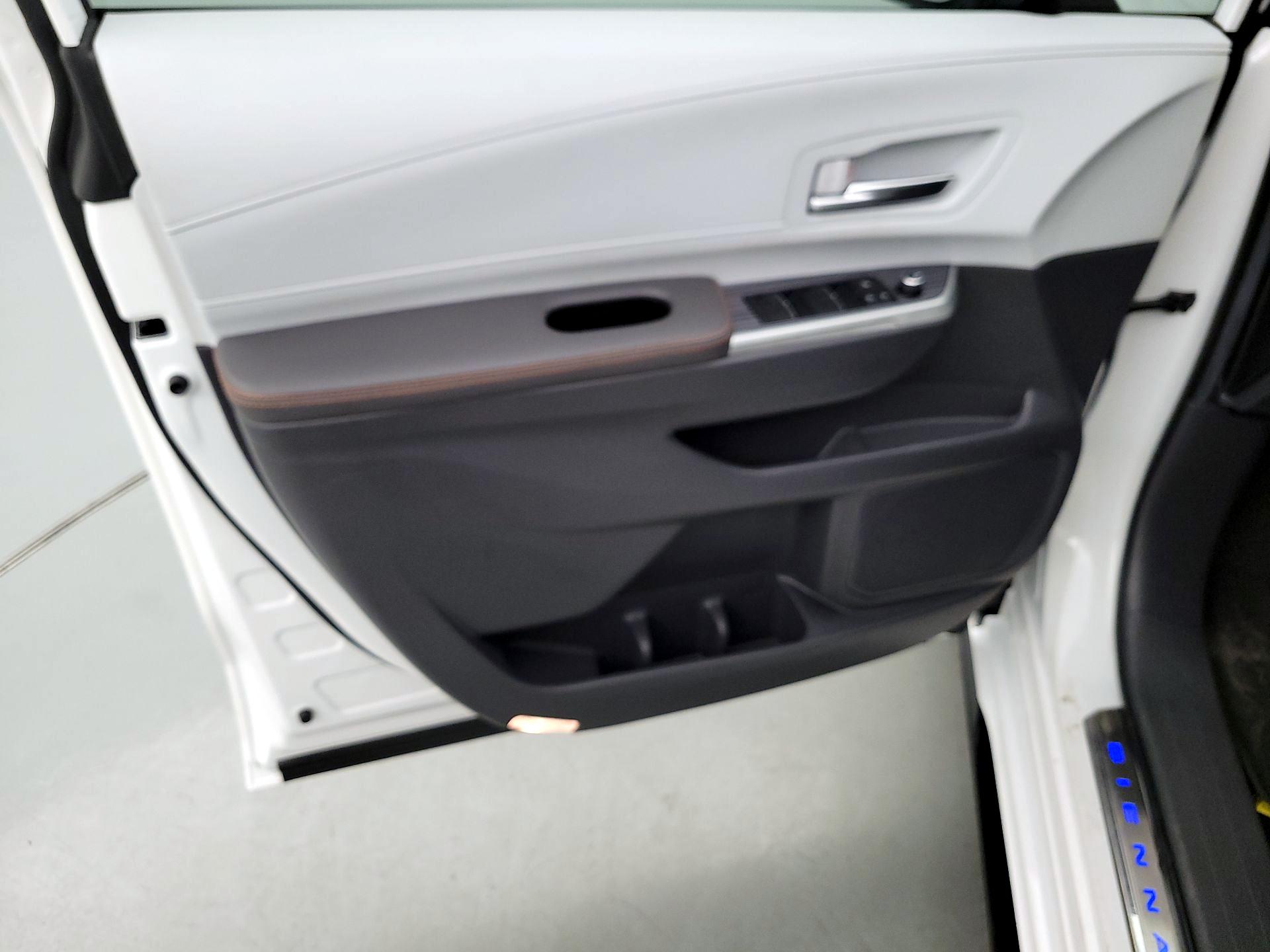 Thumbnail: 2024 Toyota Sienna - 12