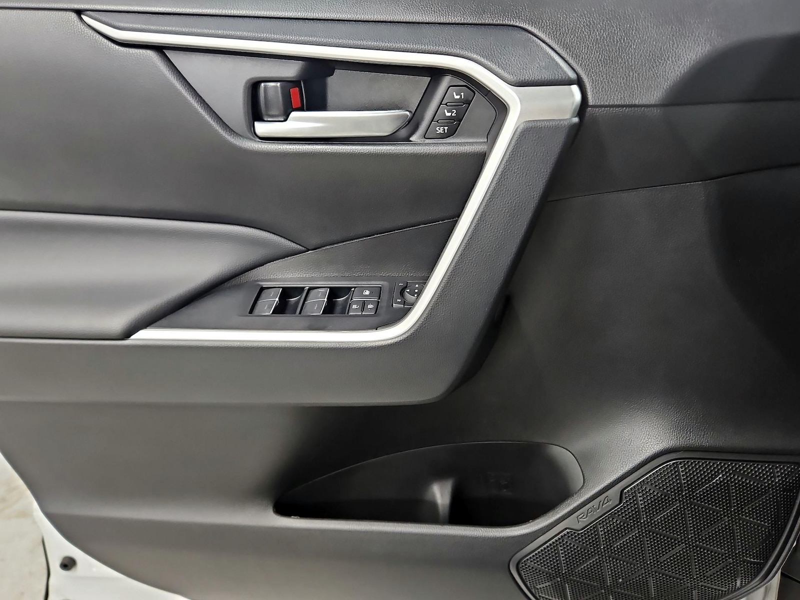 2025 Toyota RAV4 XLE Premium - Photo 13