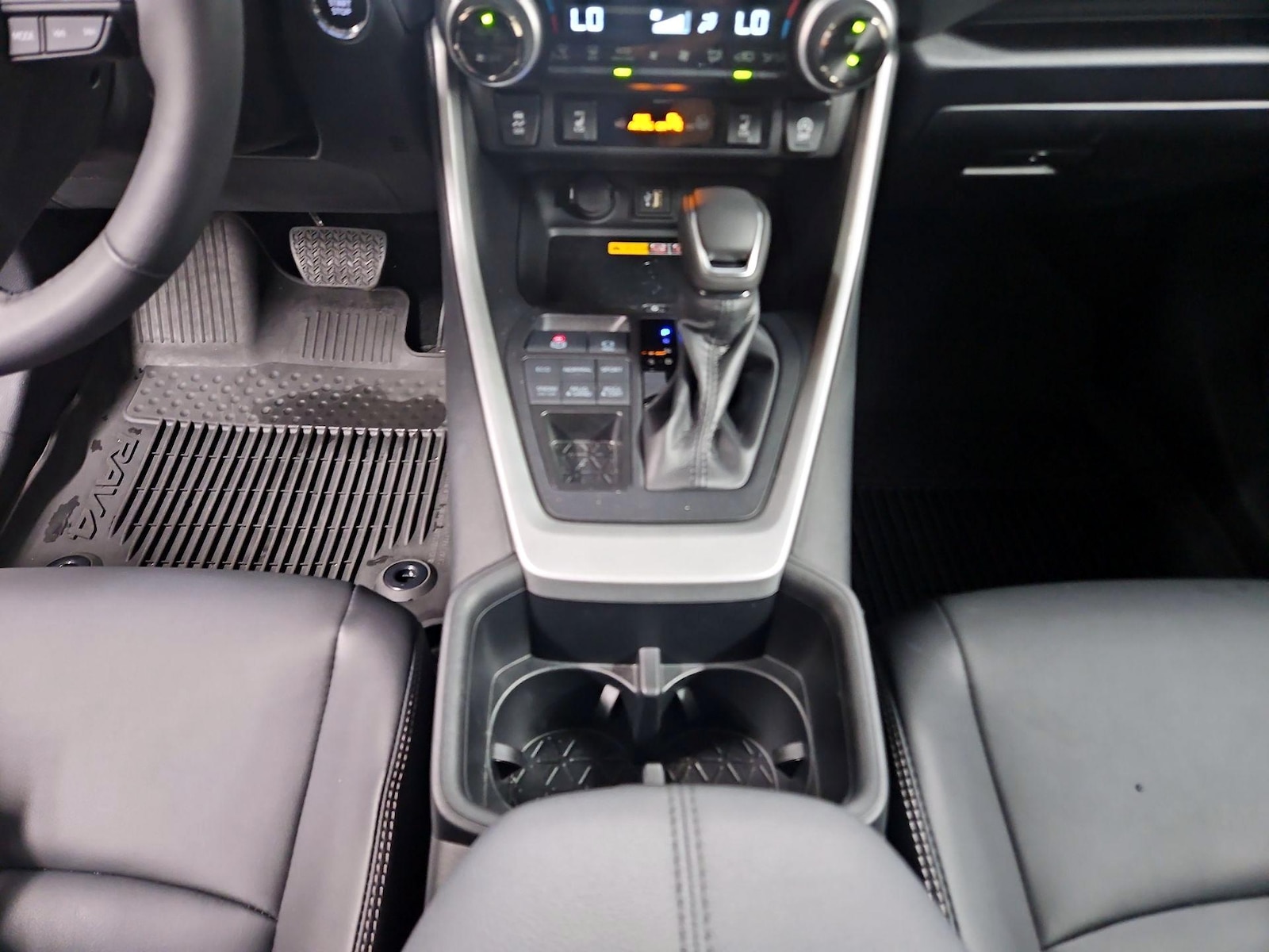 2025 Toyota RAV4 XLE Premium - Photo 18