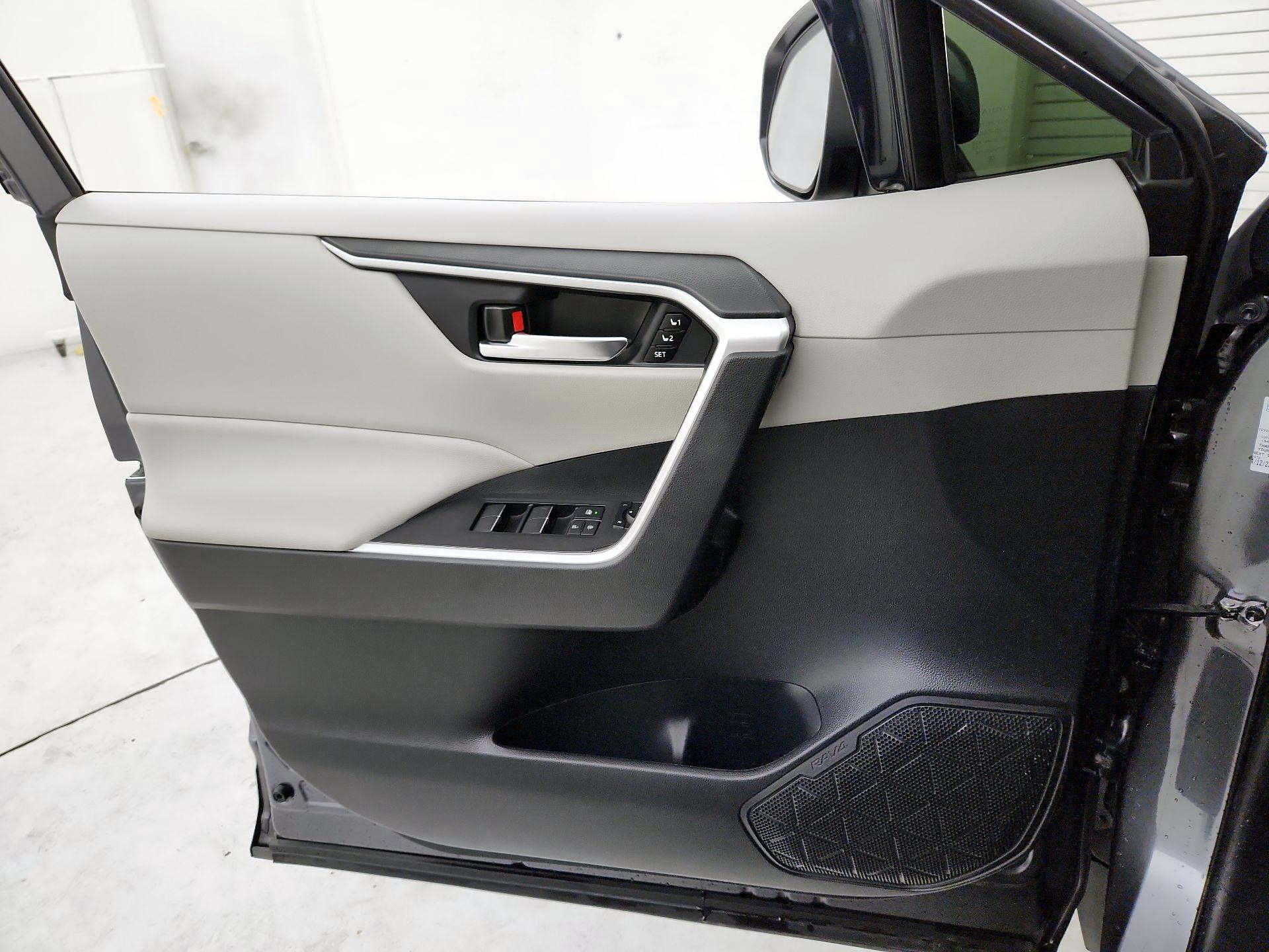 Thumbnail: 2022 Toyota RAV4 - 12