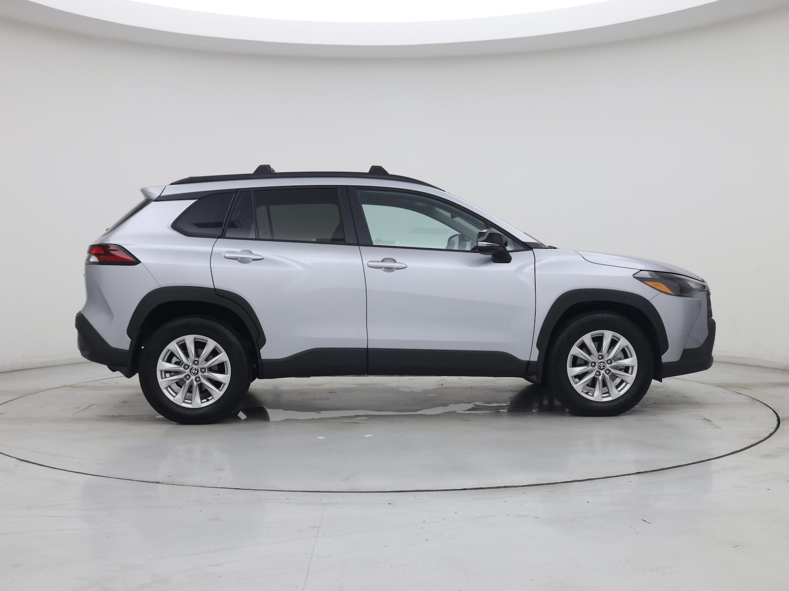2026 Toyota Corolla Cross LE - Photo 8
