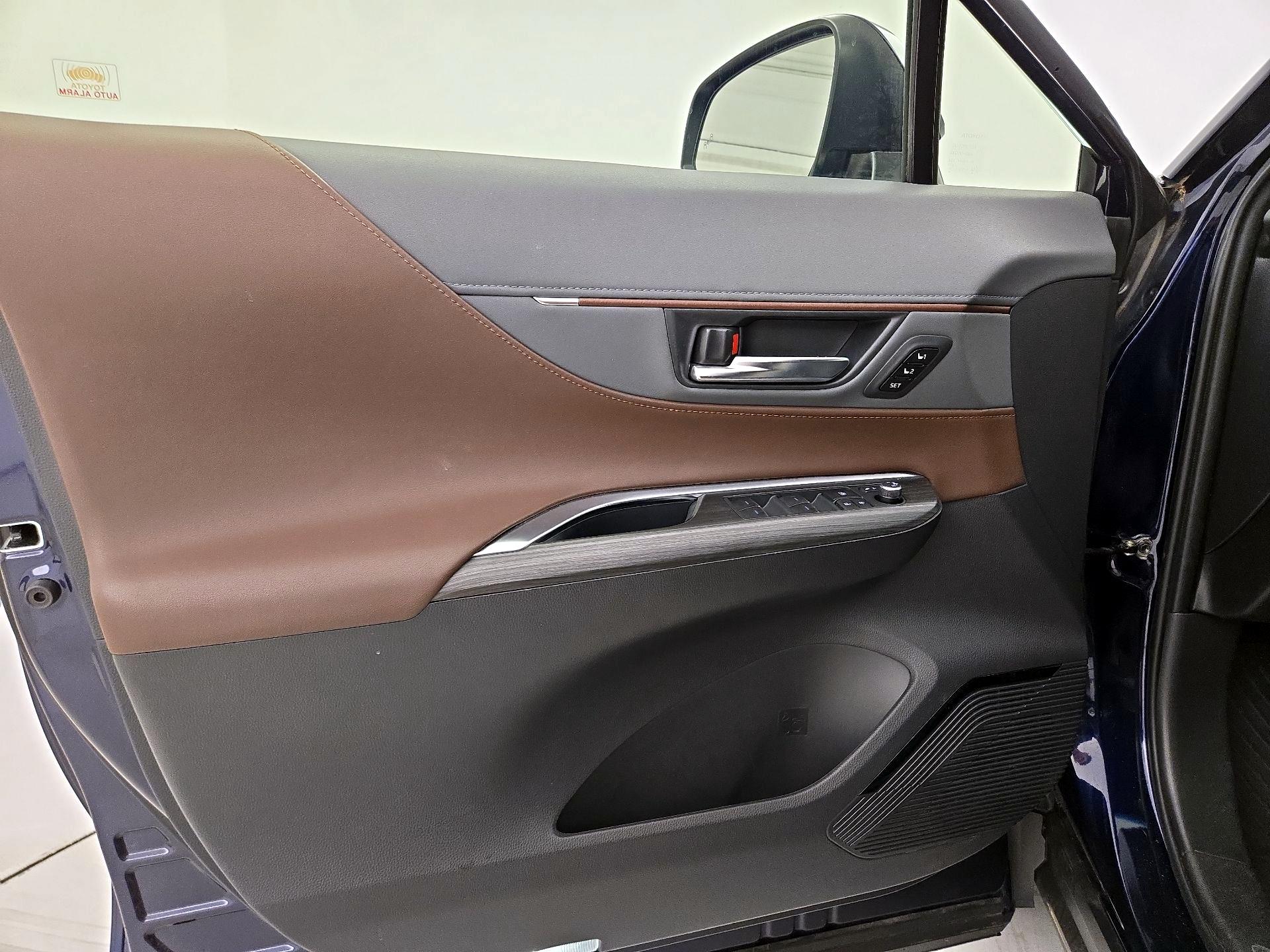 Thumbnail: 2021 Toyota Venza - 12