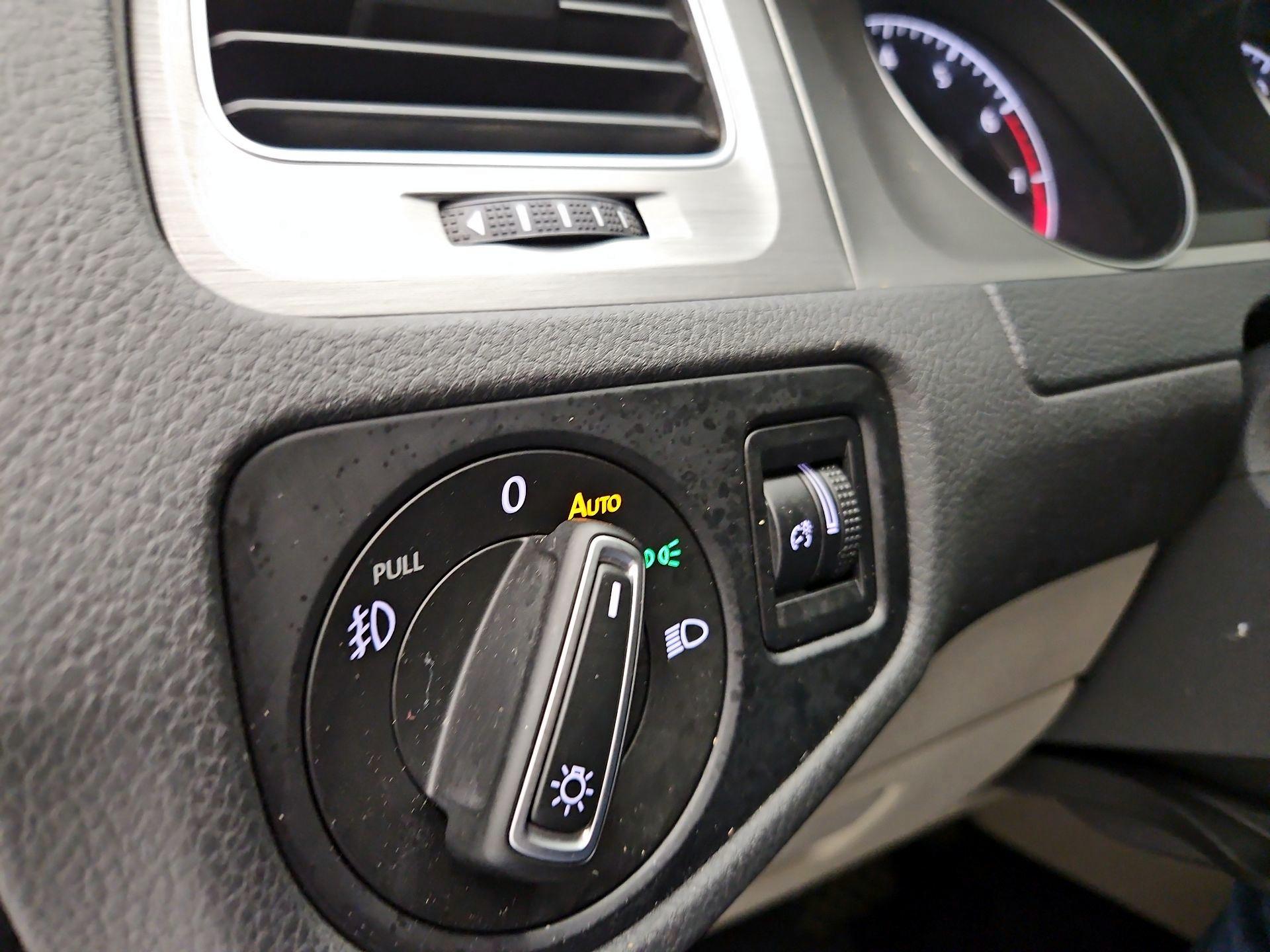 Thumbnail: 2016 Volkswagen Golf - 13