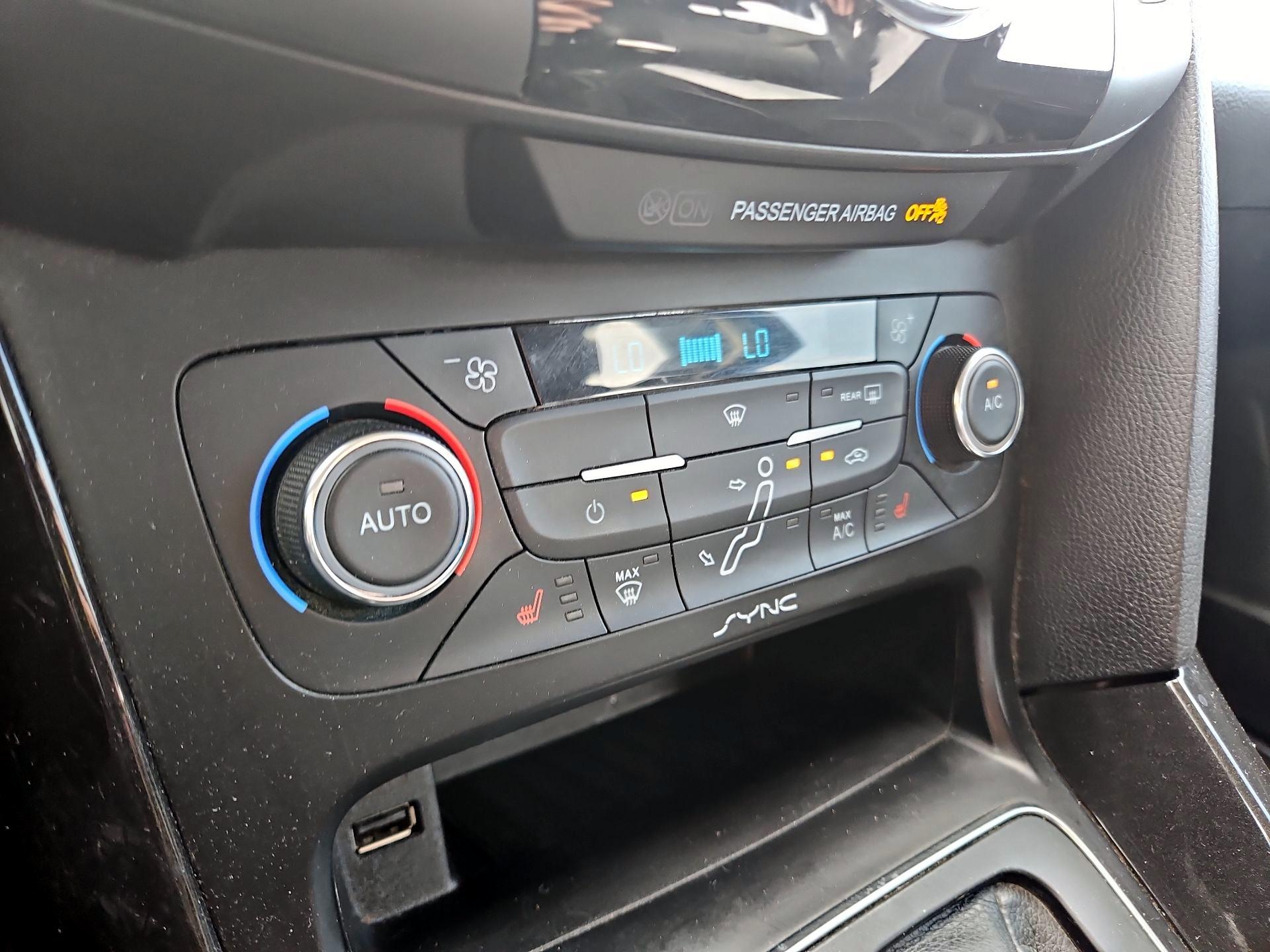 Thumbnail: 2015 Ford Focus - 16