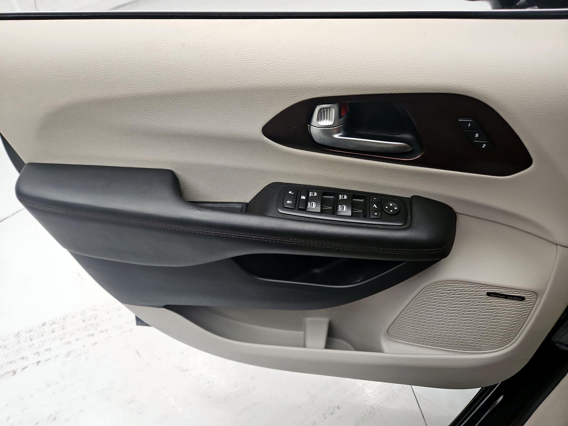 Thumbnail: 2017 Chrysler Pacifica - 12