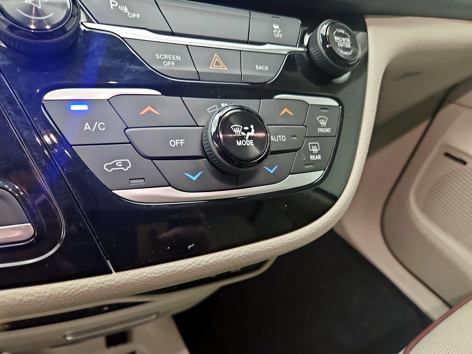 Thumbnail: 2017 Chrysler Pacifica - 17