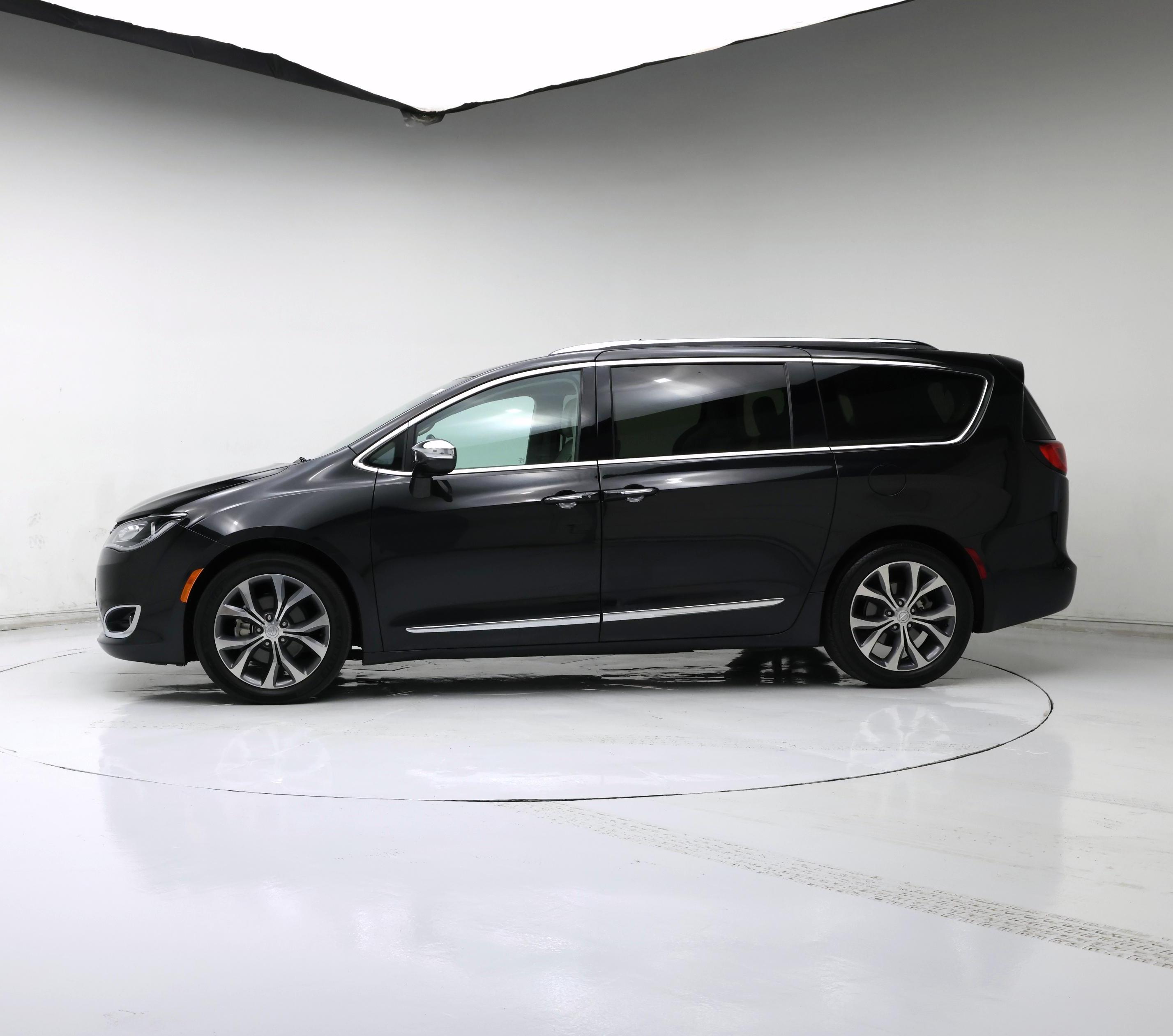 Thumbnail: 2017 Chrysler Pacifica - 3