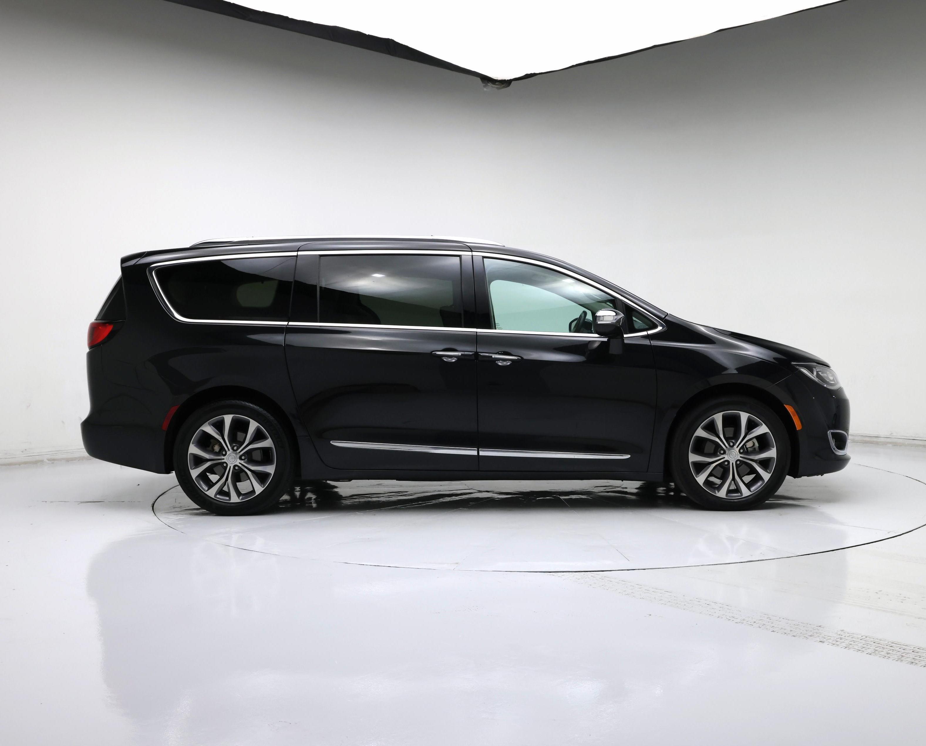 Thumbnail: 2017 Chrysler Pacifica - 7