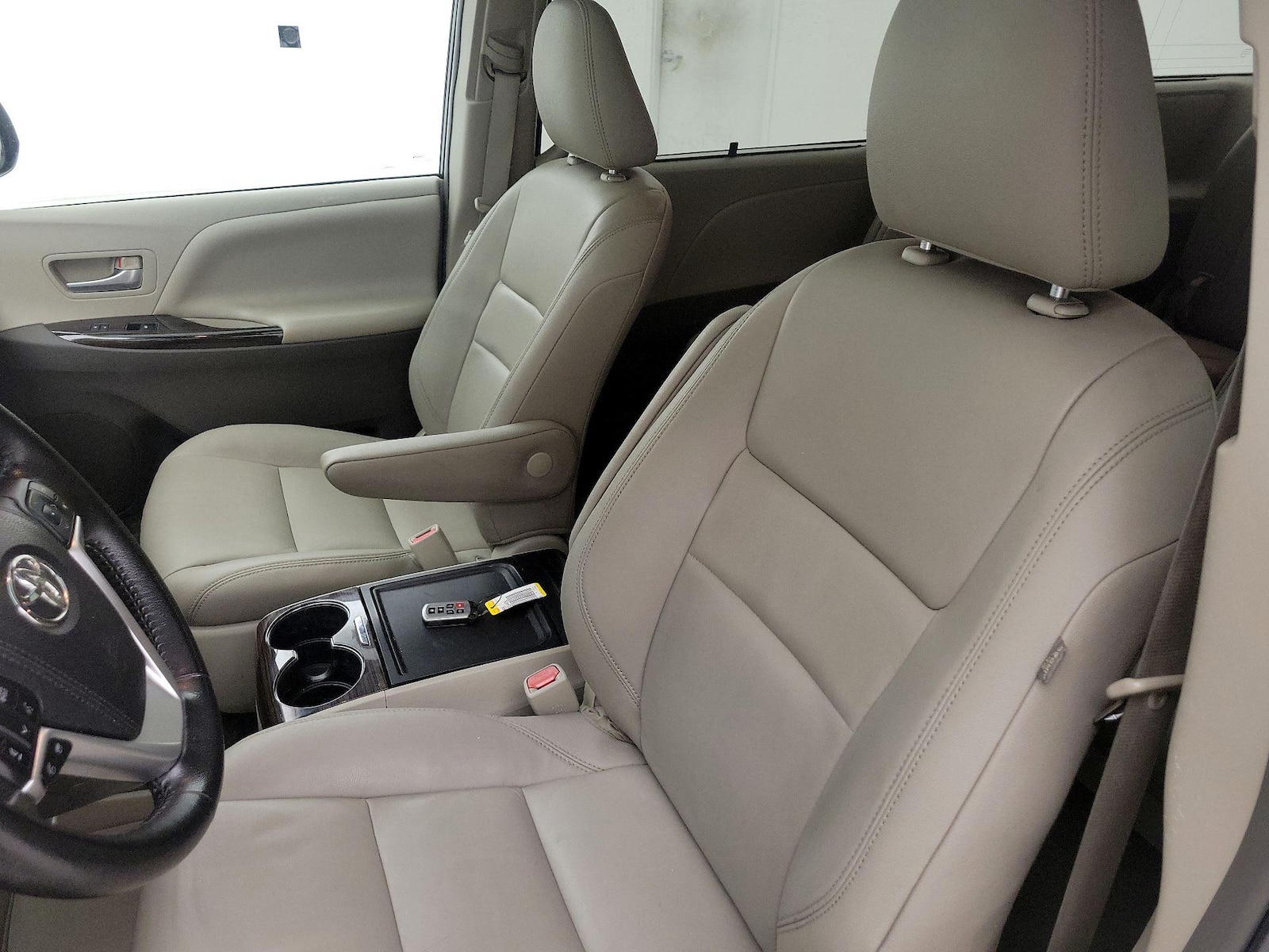 2015 Toyota Sienna XLE - Photo 12