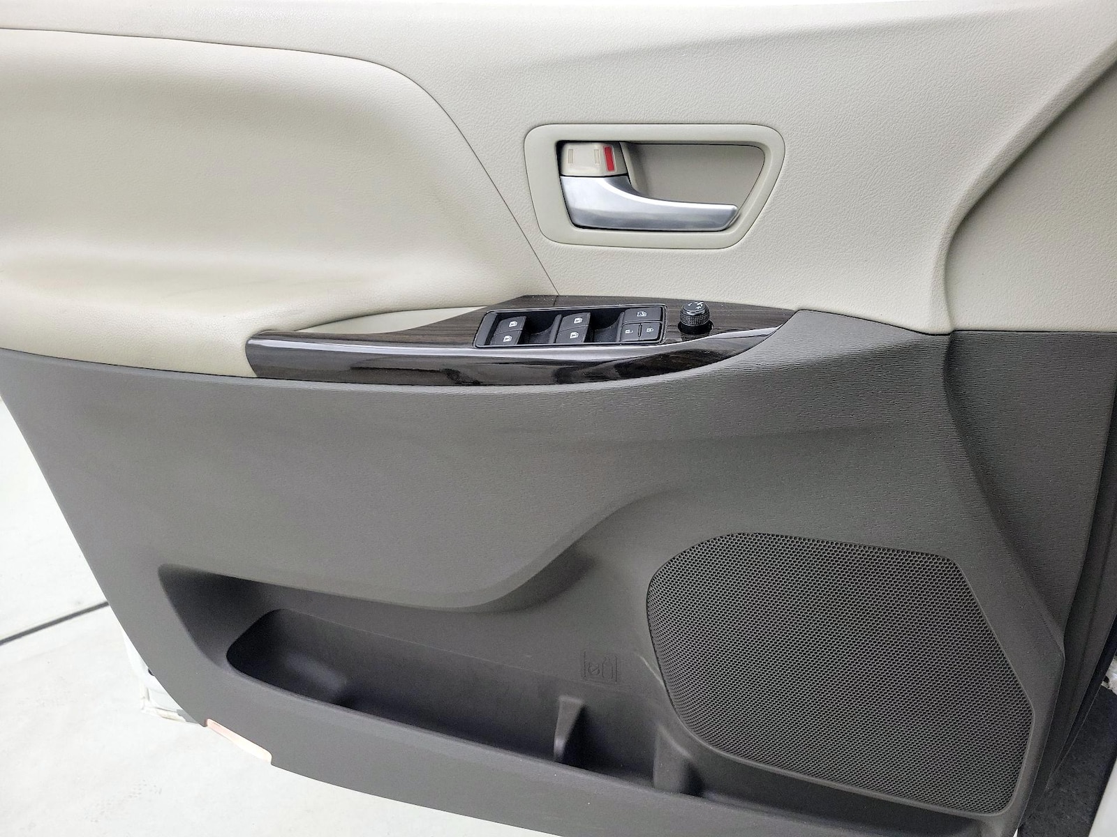 2015 Toyota Sienna XLE - Photo 13