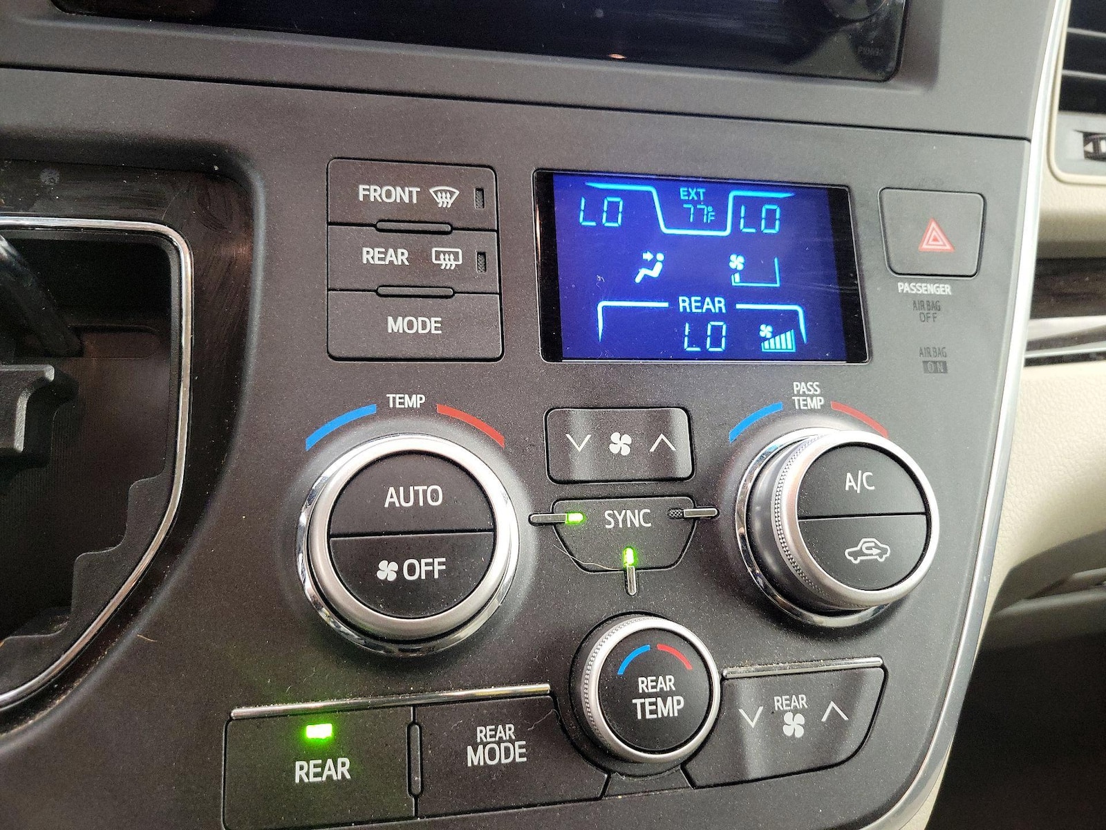 2015 Toyota Sienna XLE - Photo 17