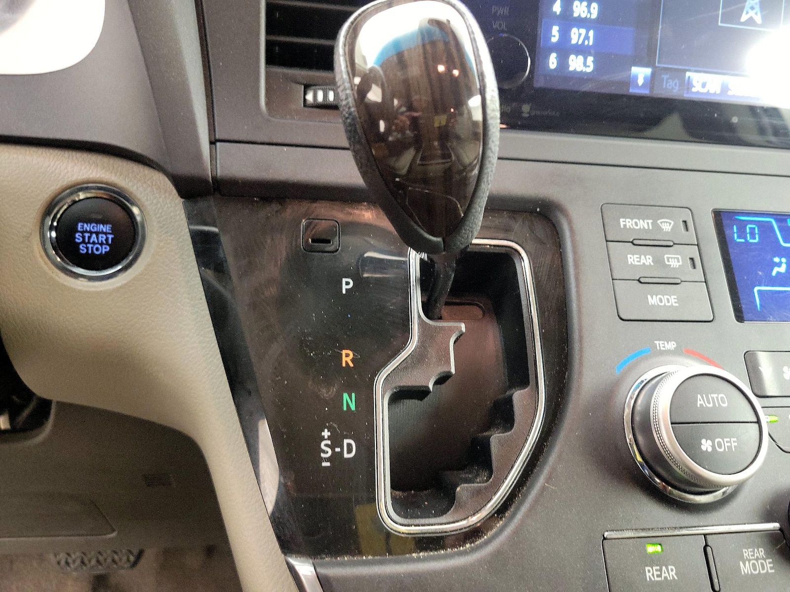 2015 Toyota Sienna XLE - Photo 18