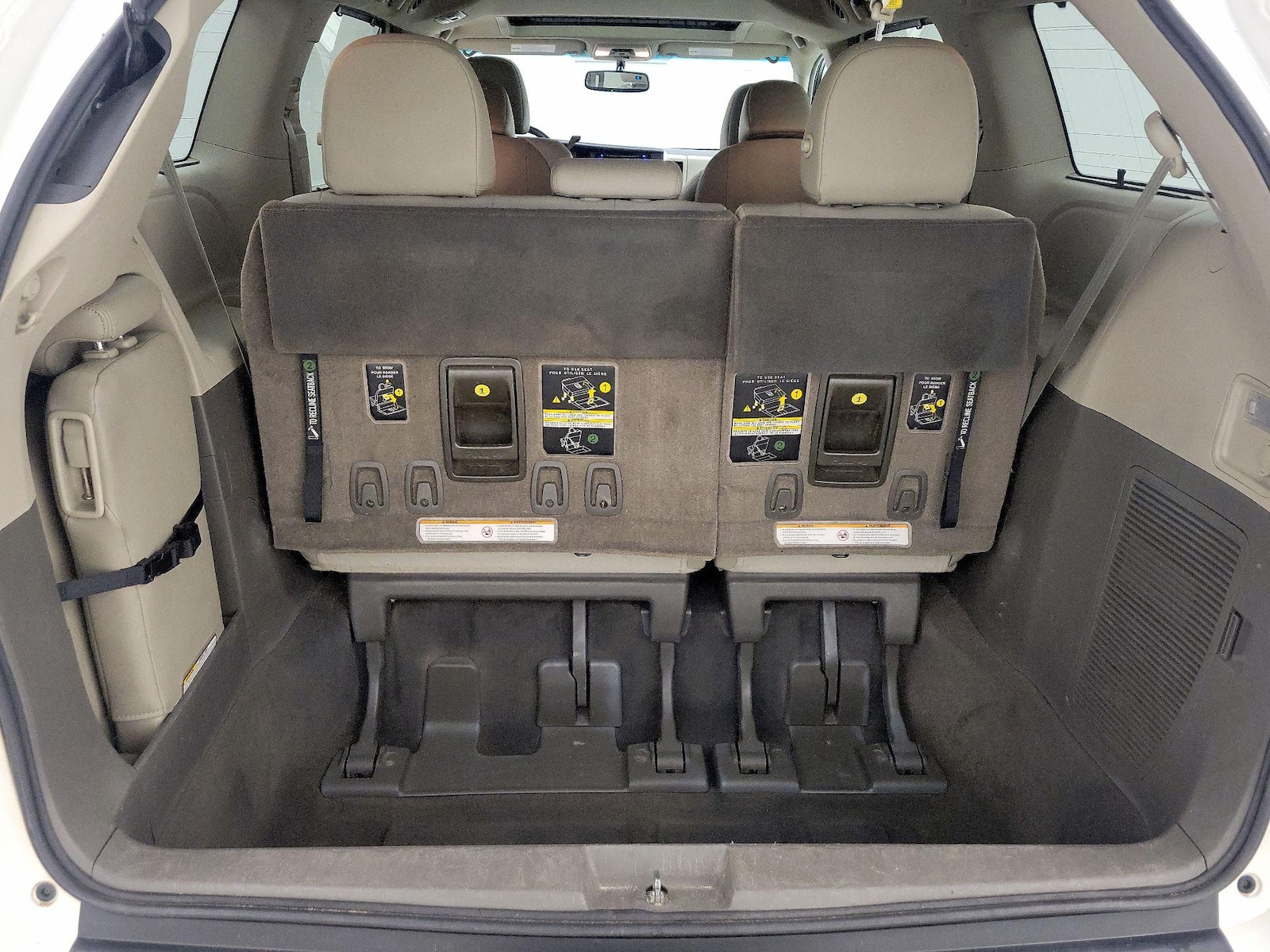 2015 Toyota Sienna XLE - Photo 23