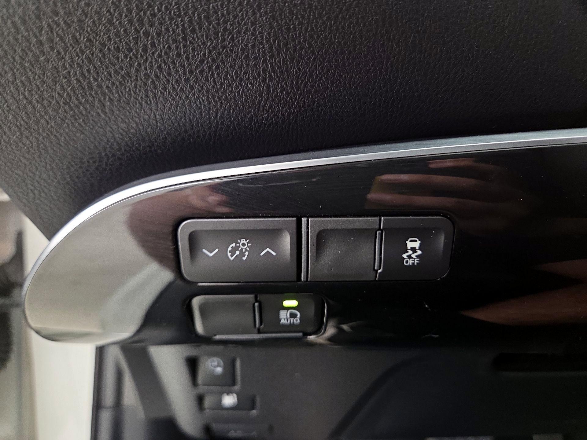 Thumbnail: 2020 Toyota Prius Prime - 13