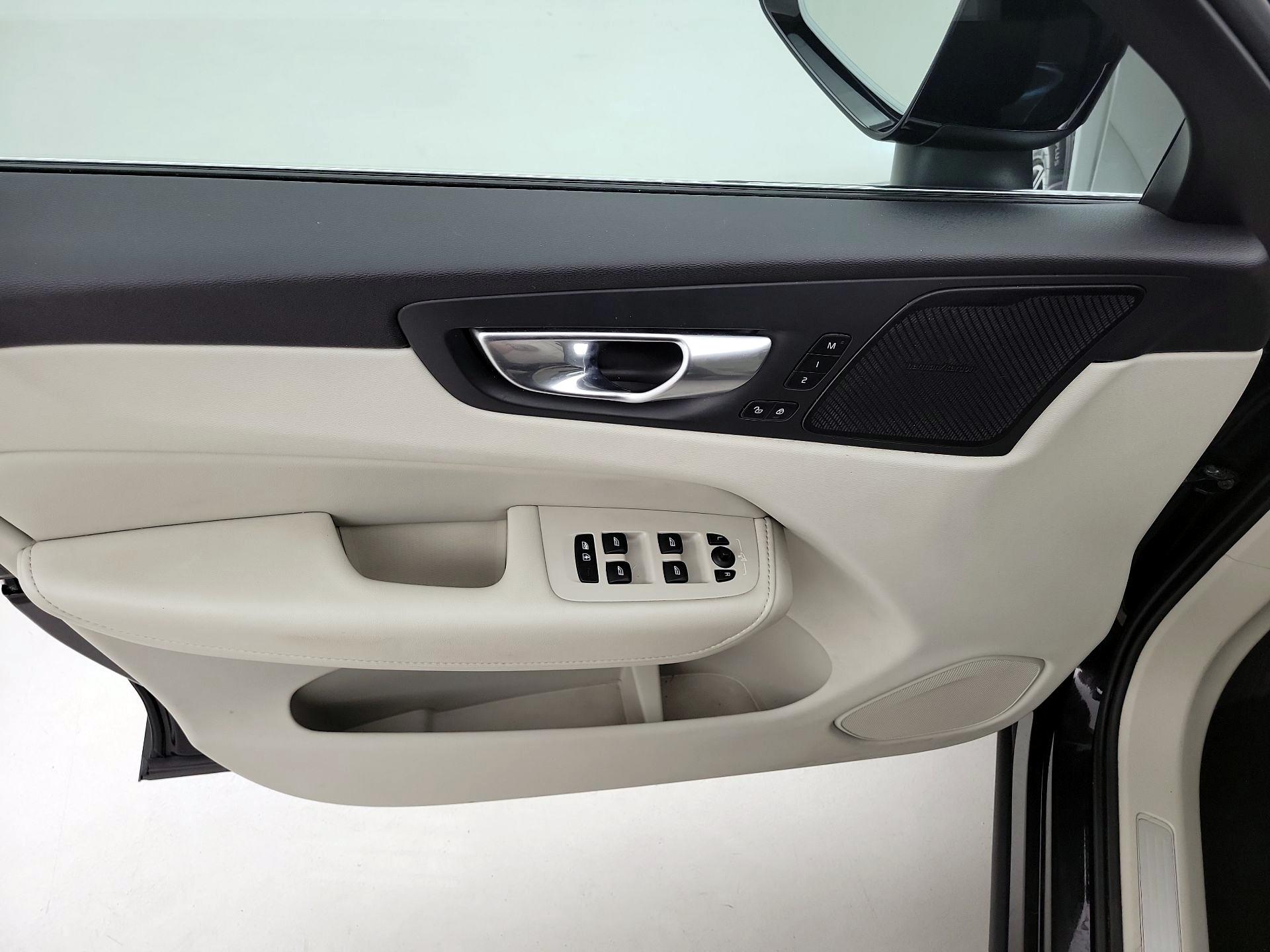 Thumbnail: 2021 Volvo XC60 - 12