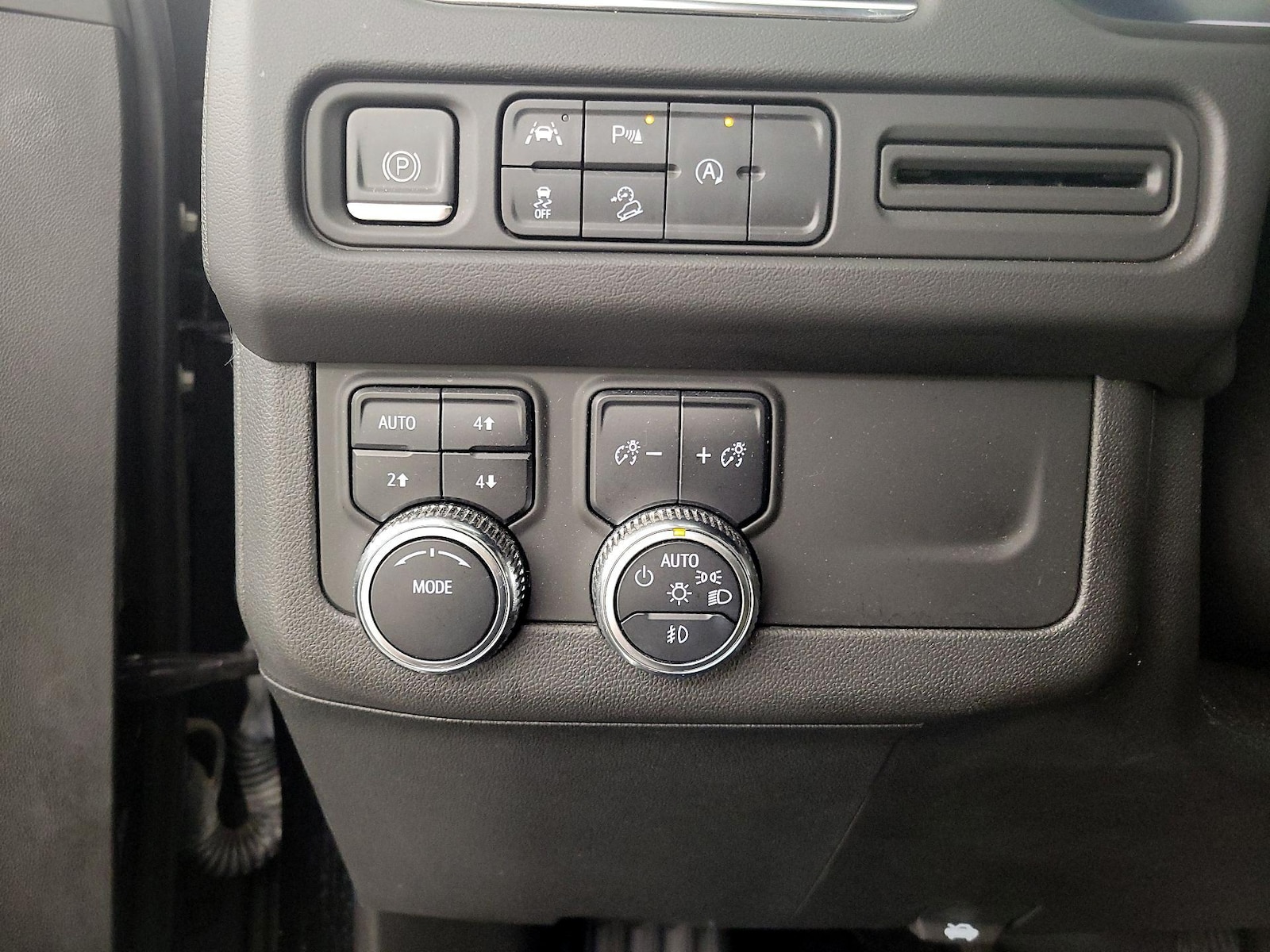 2023 GMC Yukon AT4 - Photo 14