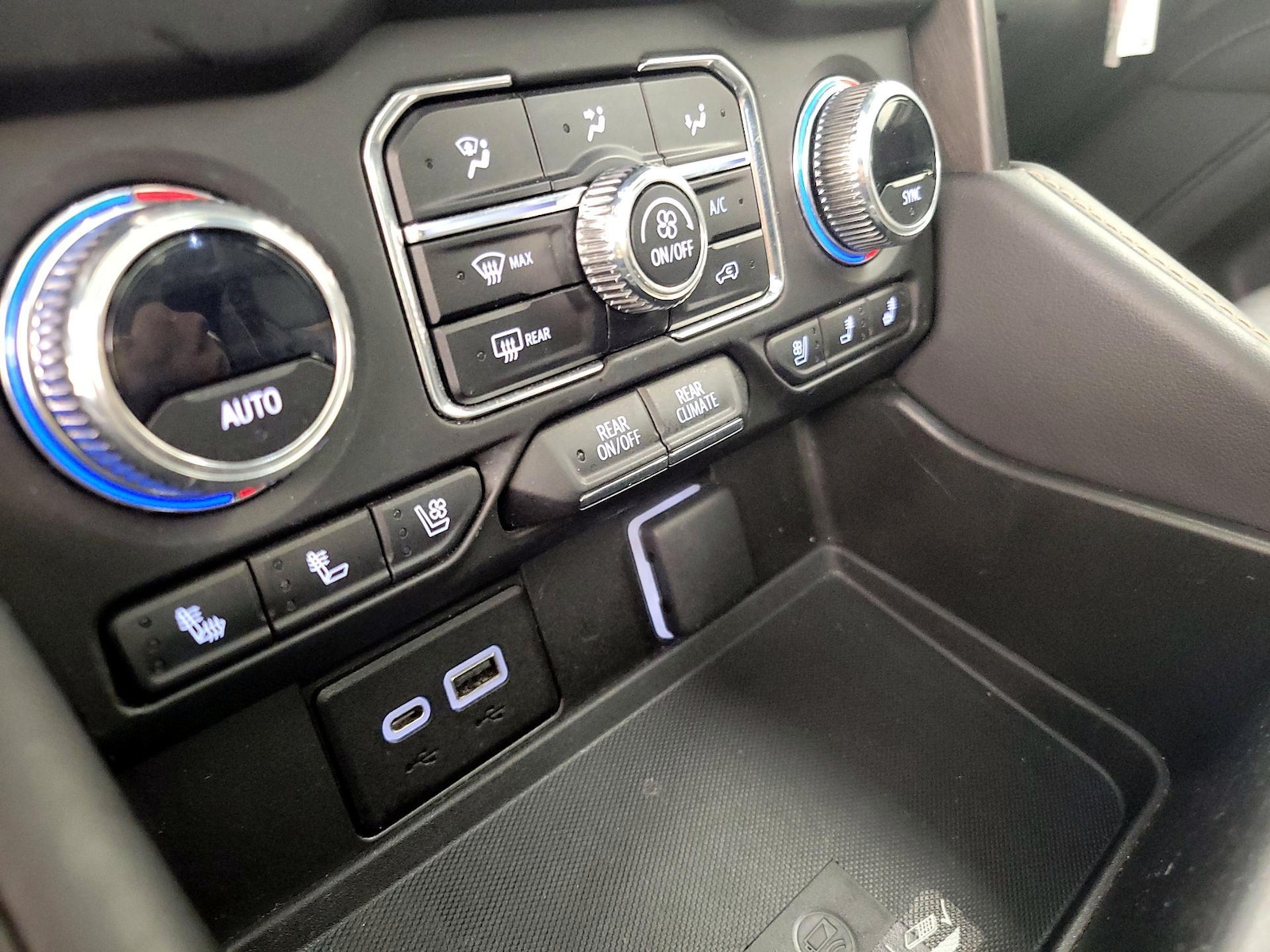 2023 GMC Yukon AT4 - Photo 18