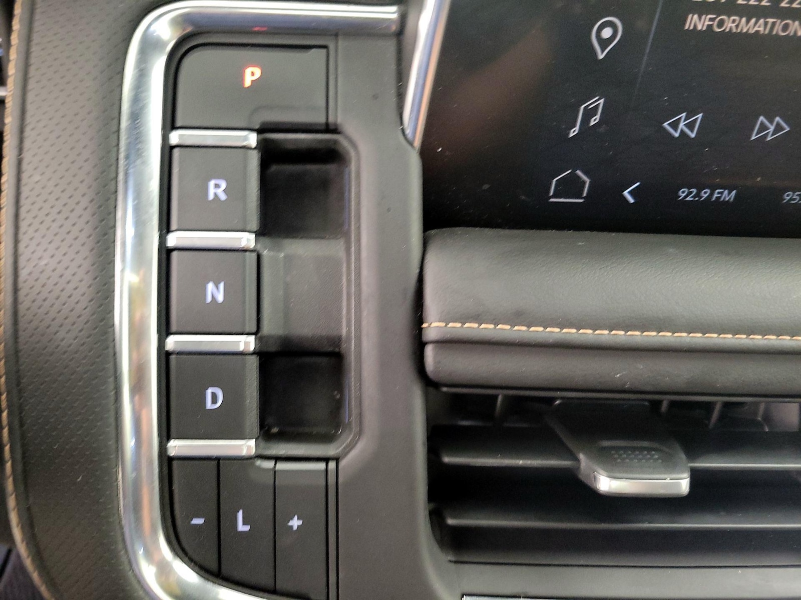 2023 GMC Yukon AT4 - Photo 19