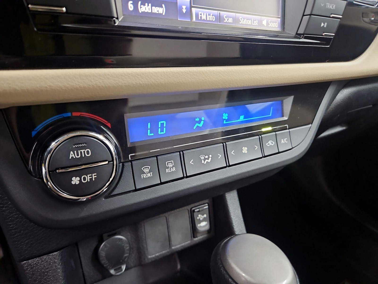 2016 Toyota Corolla LE - Photo 17