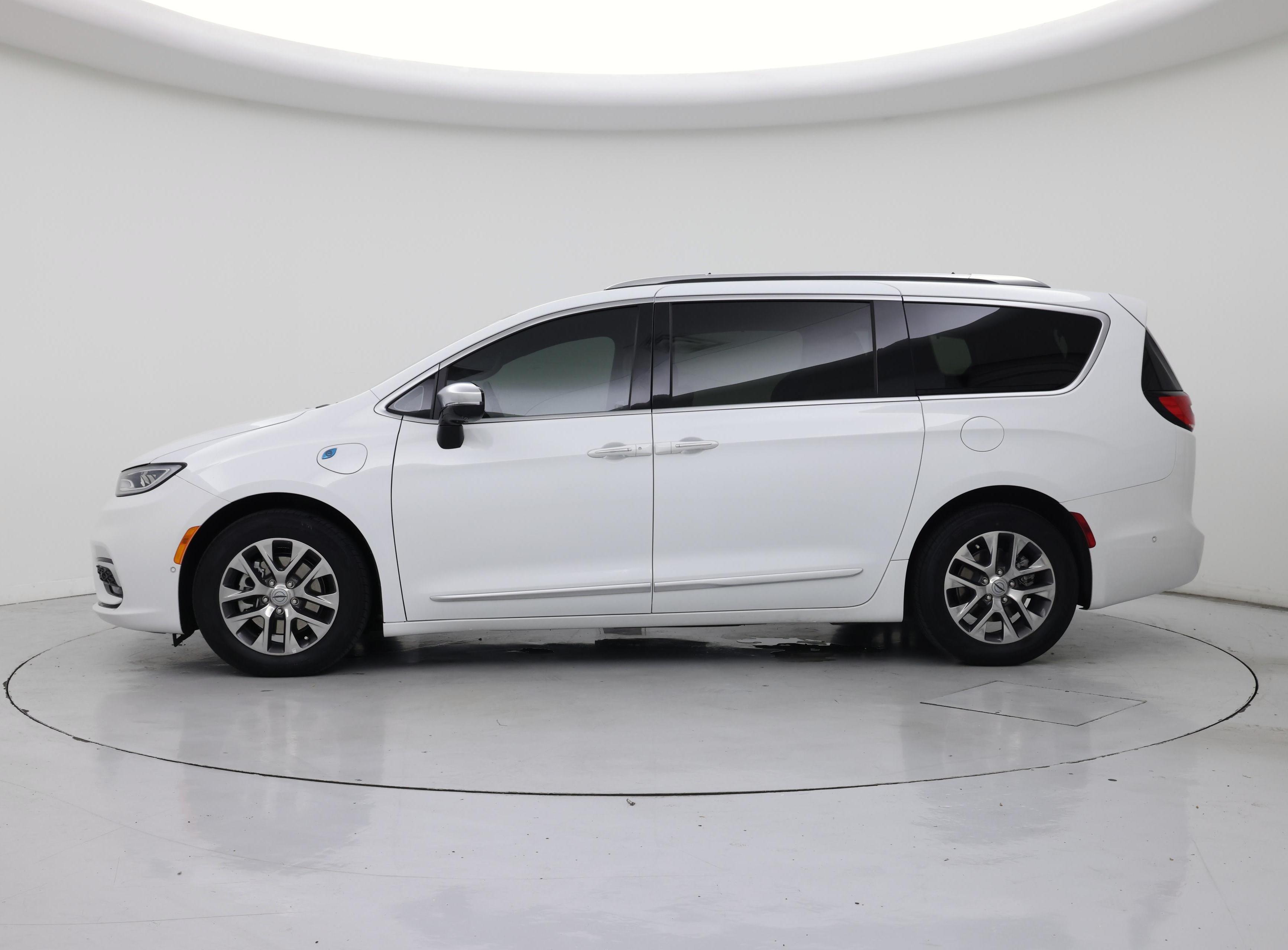 Thumbnail: 2023 Chrysler Pacifica - 3