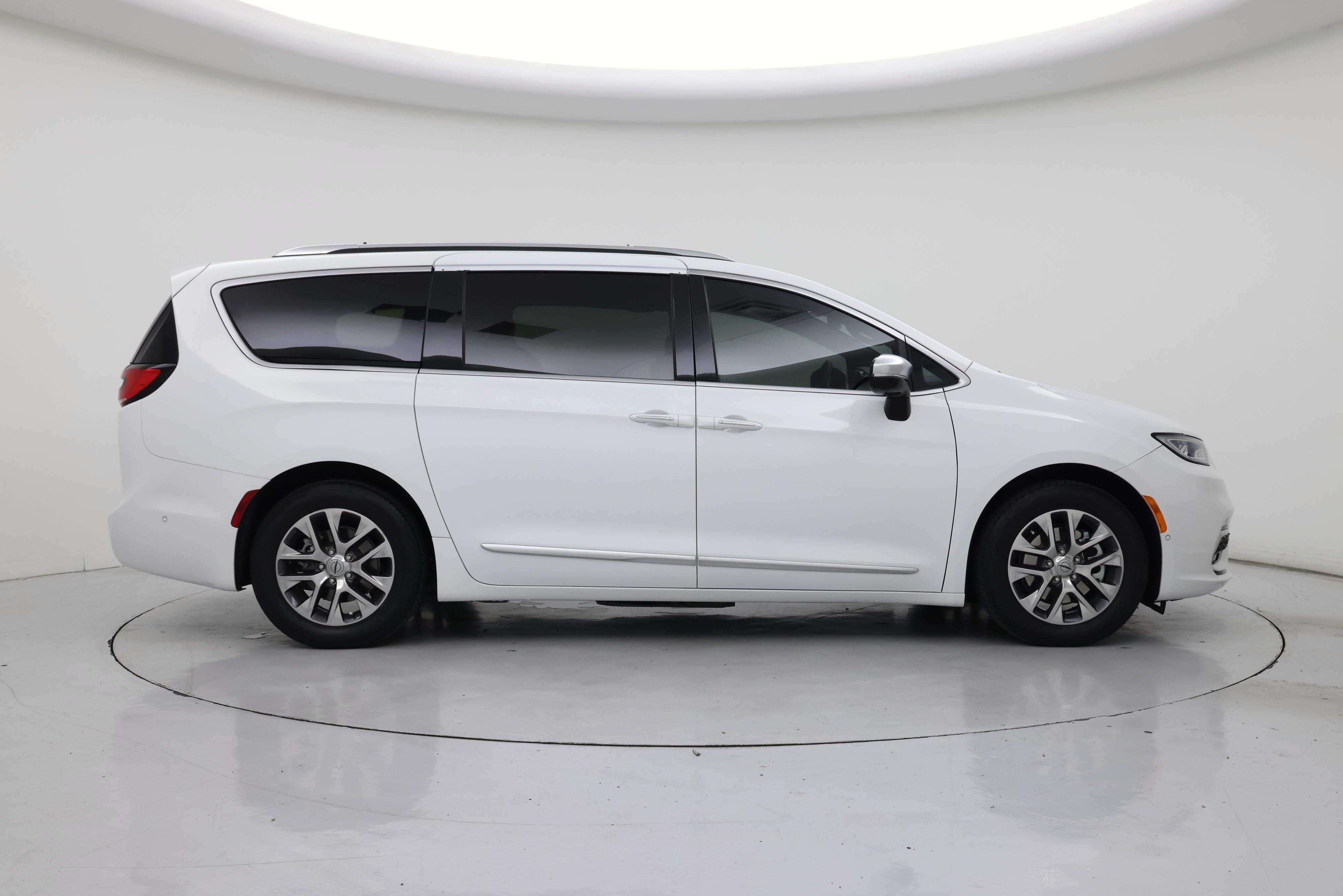 Thumbnail: 2023 Chrysler Pacifica - 7
