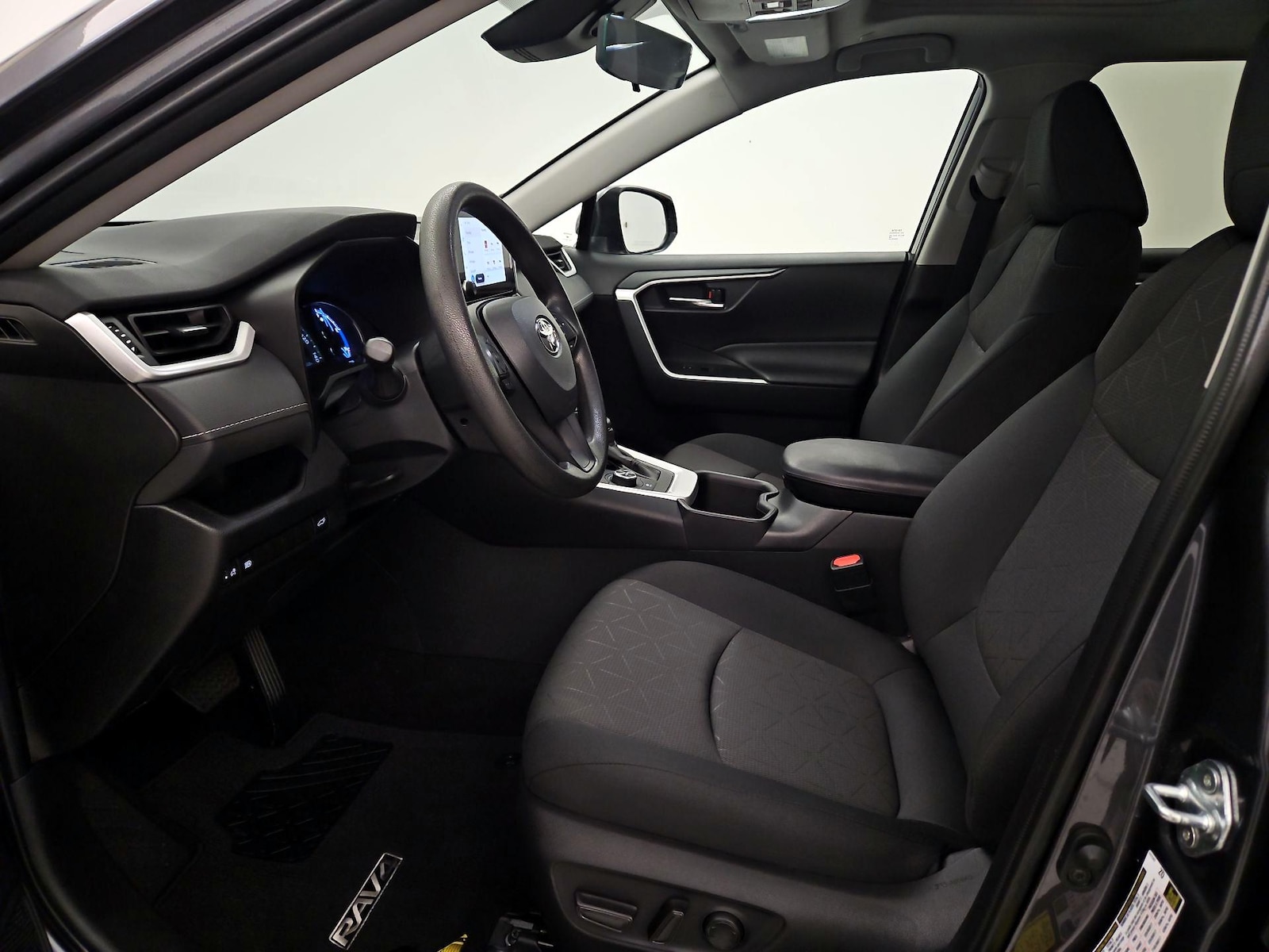 2024 Toyota RAV4 XLE - Photo 12
