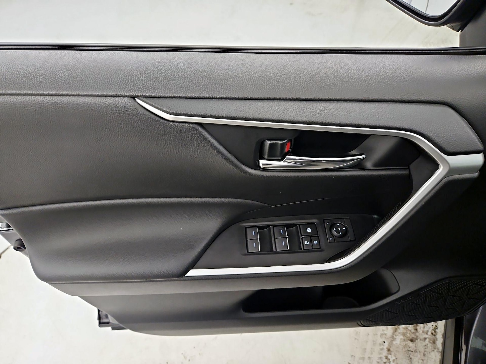2024 Toyota RAV4 XLE - Photo 13