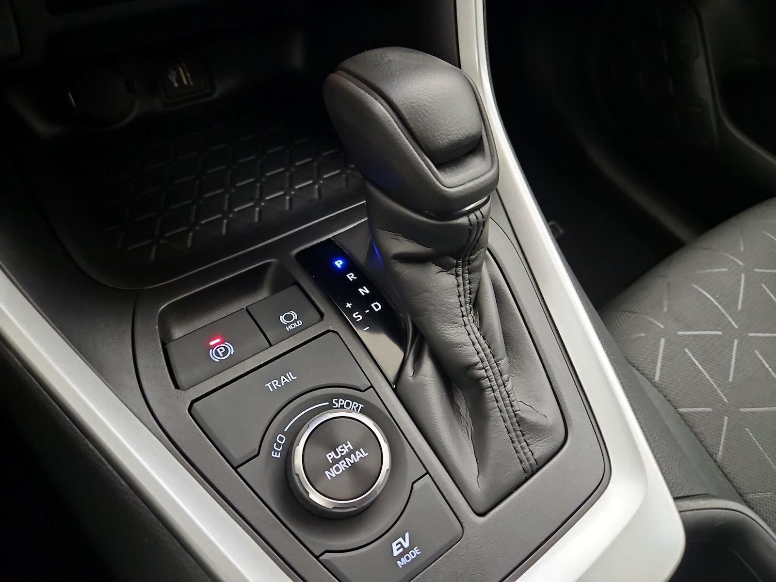 2024 Toyota RAV4 XLE - Photo 18