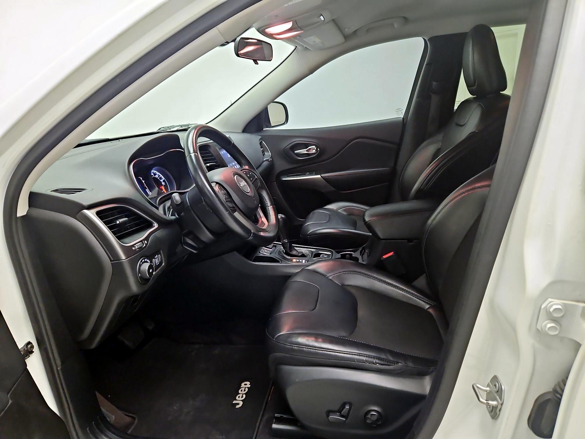 Thumbnail: 2019 Jeep Cherokee - 11