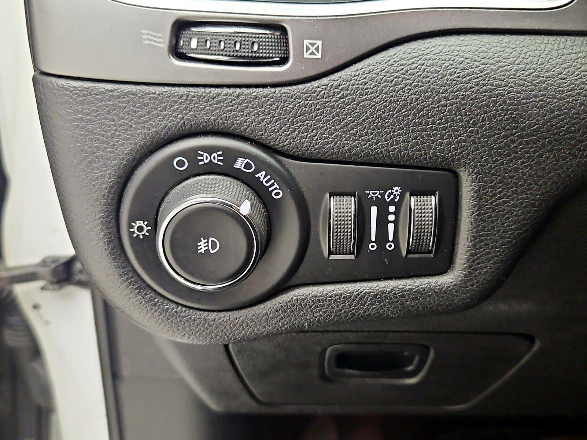 Thumbnail: 2019 Jeep Cherokee - 13