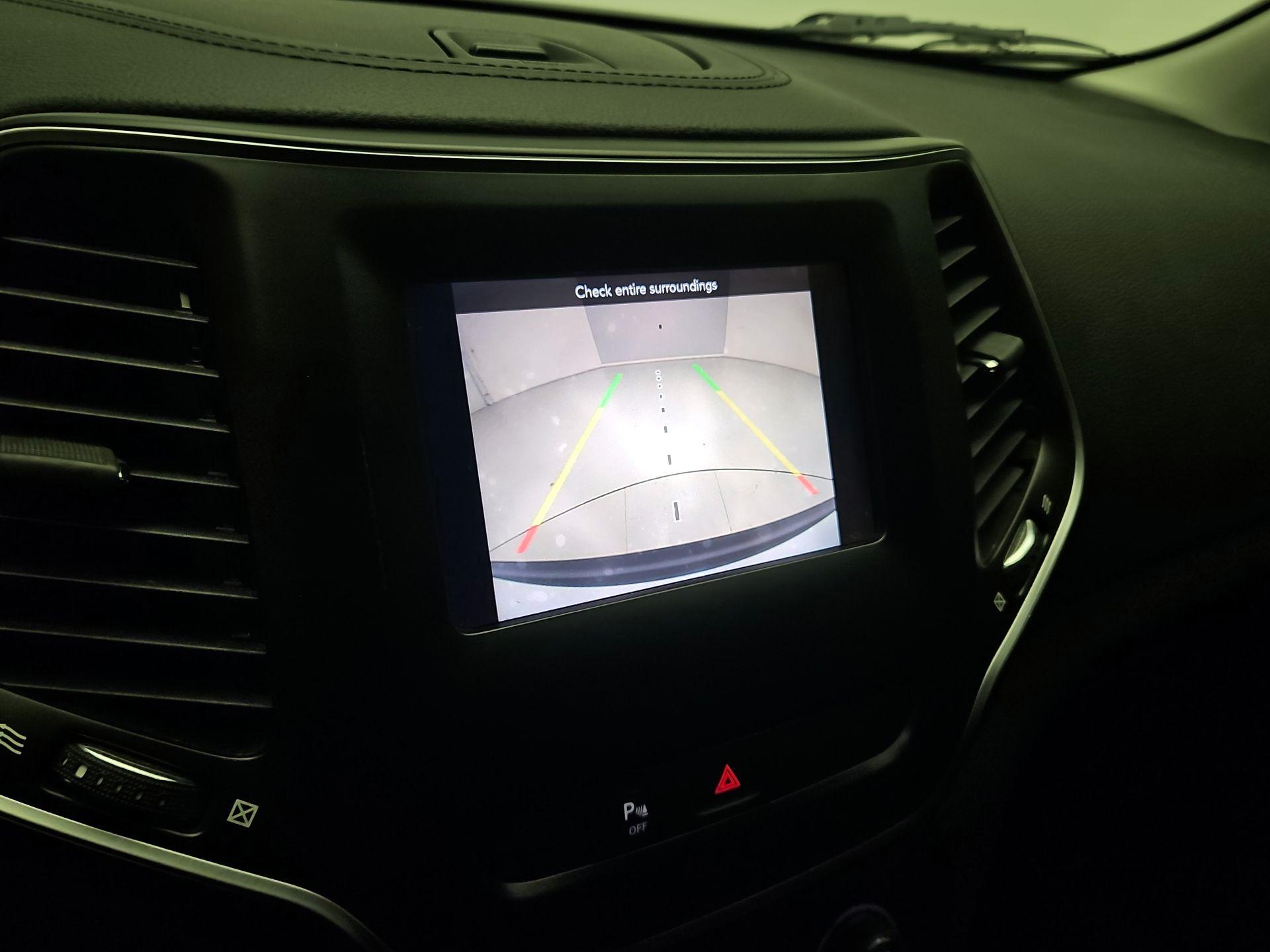 Thumbnail: 2019 Jeep Cherokee - 14