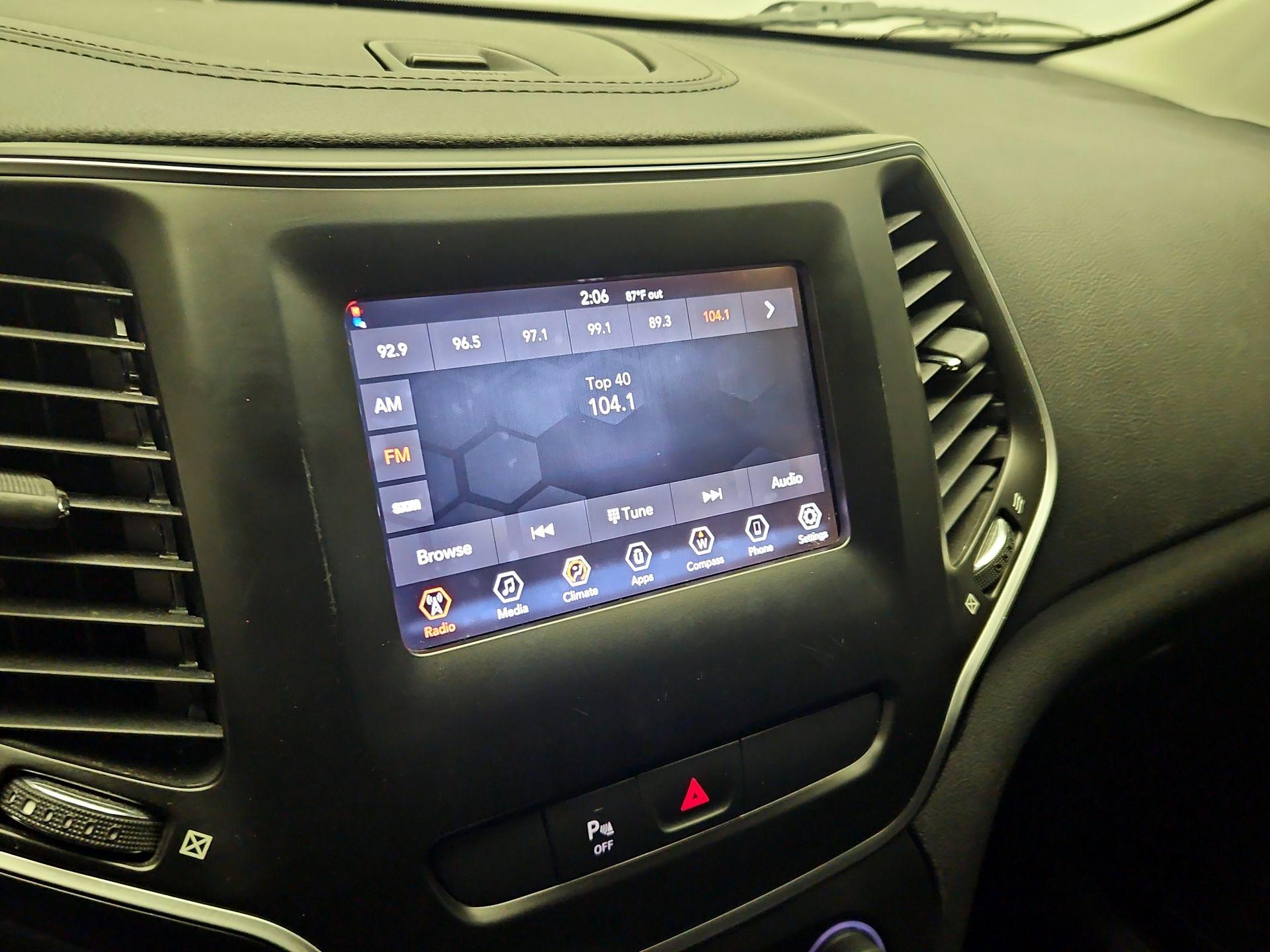 Thumbnail: 2019 Jeep Cherokee - 15