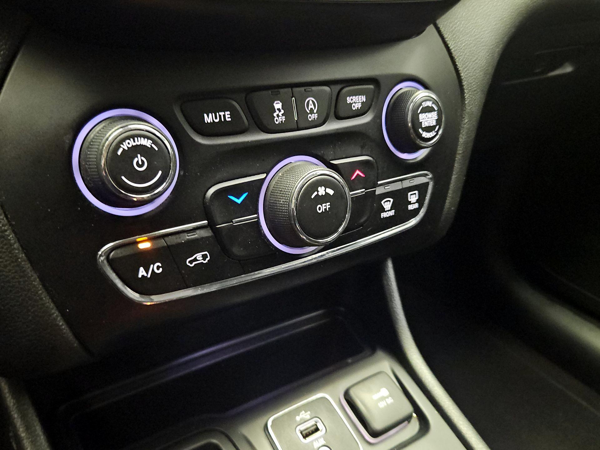 Thumbnail: 2019 Jeep Cherokee - 16