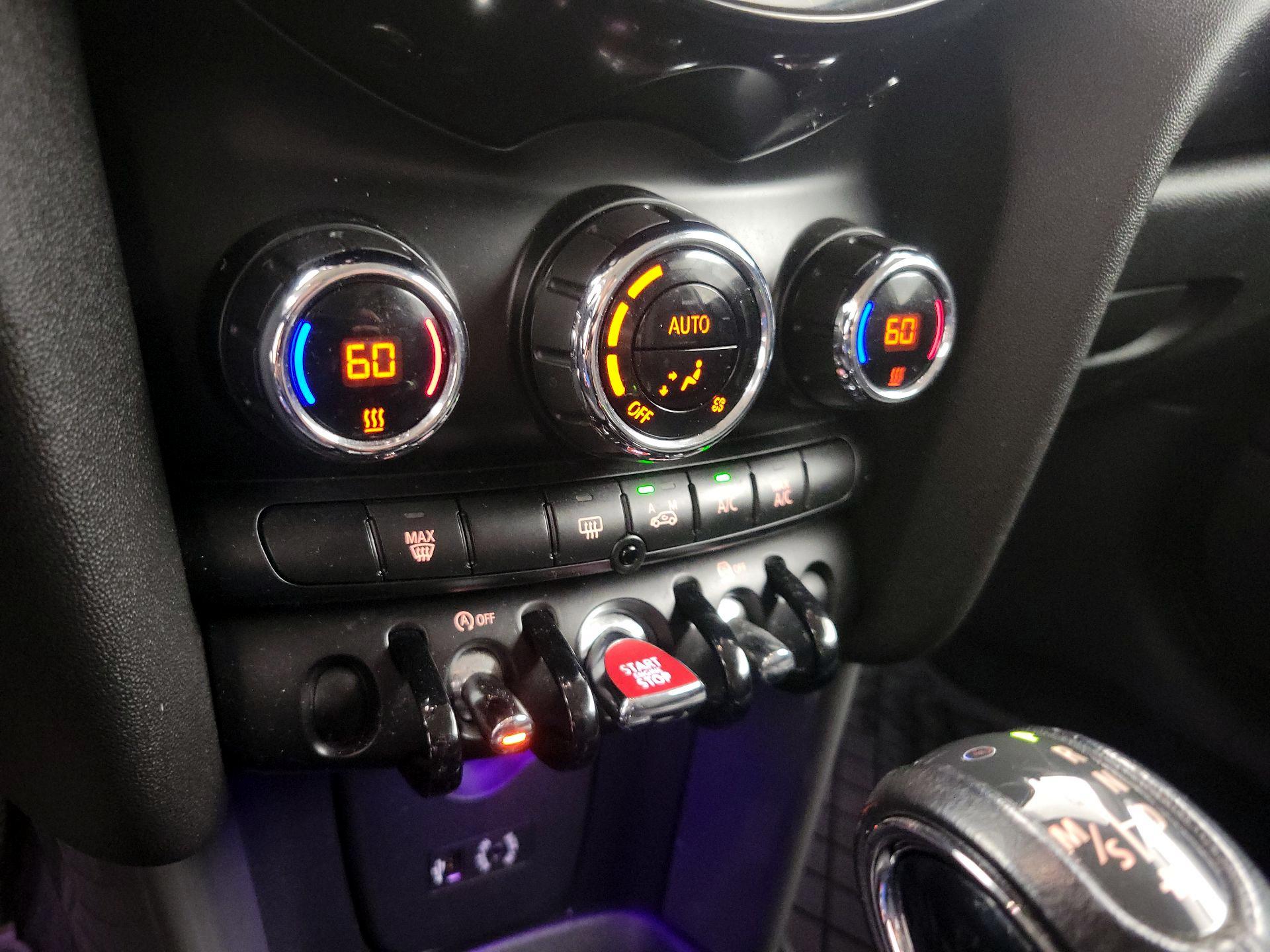 Thumbnail: 2015 MINI Cooper Hardtop - 15