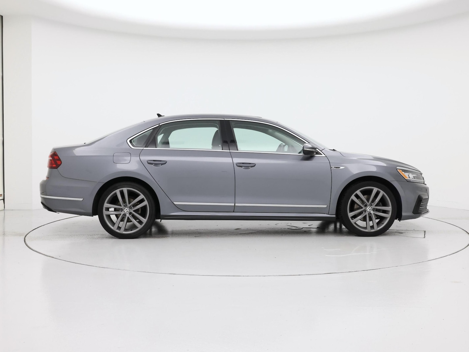 2019 Volkswagen Passat SE R-Line - Photo 8