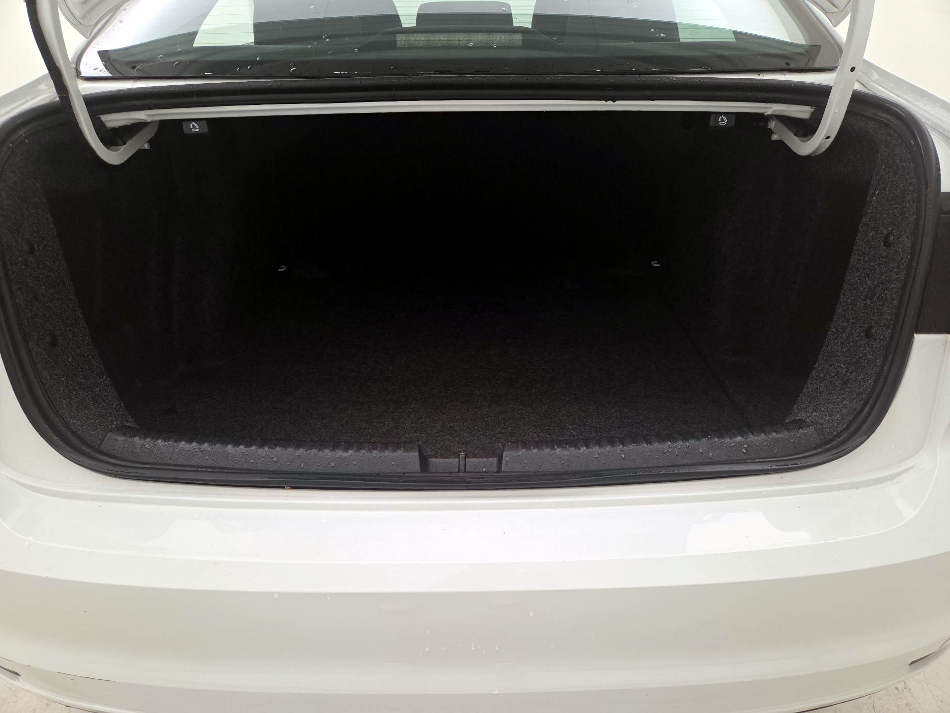 Thumbnail: 2015 Volkswagen Jetta - 18