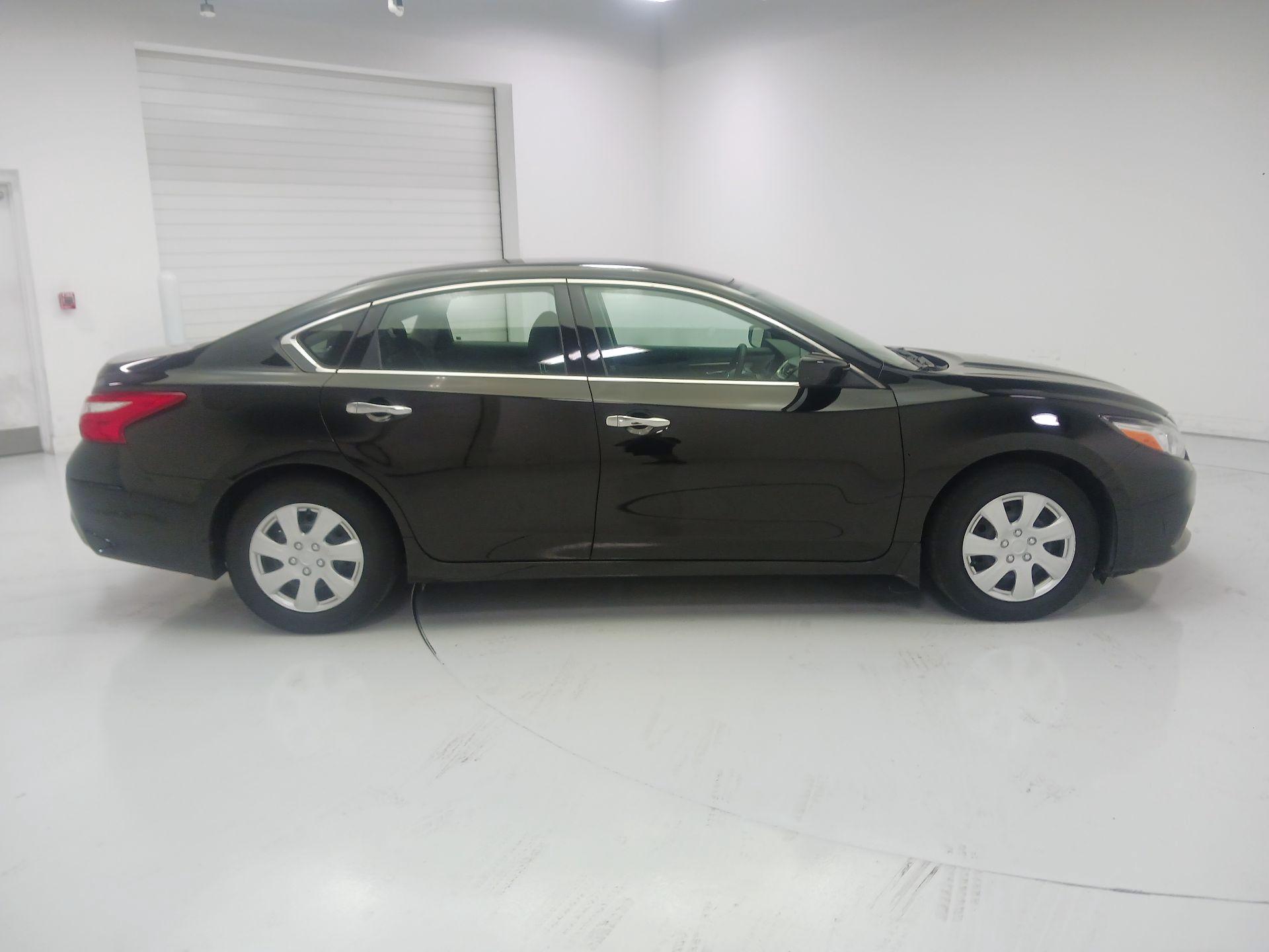 Thumbnail: 2017 Nissan Altima - 4