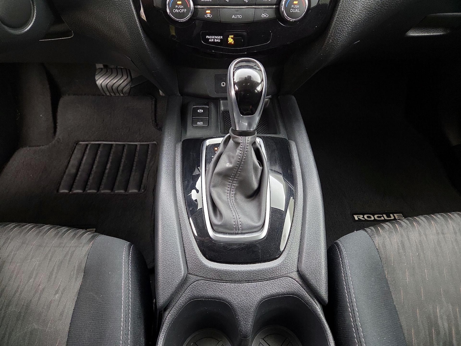 2019 Nissan Rogue SV - Photo 18