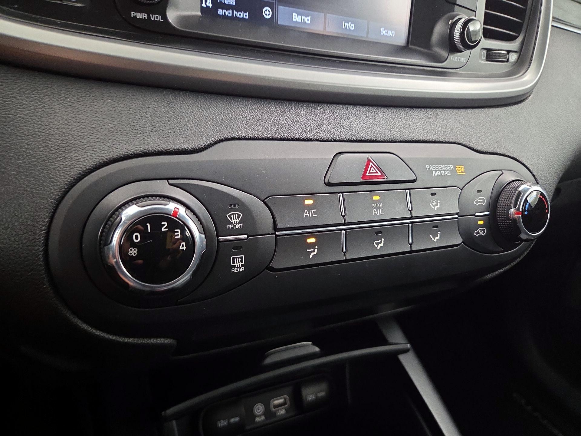 Thumbnail: 2020 Kia Sorento - 16
